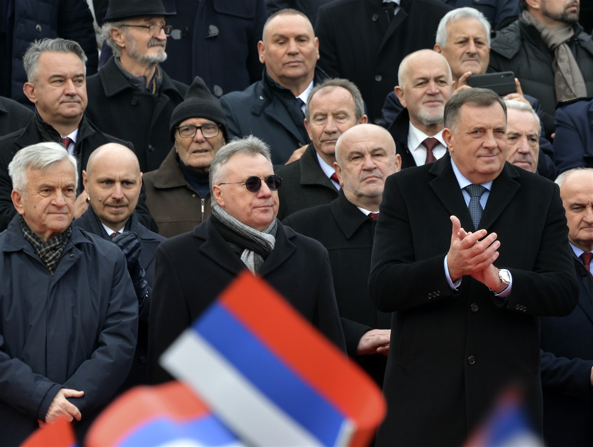 Milorad Dodik, till höger, applåder under en parad som markerar den 30 årsdagen av Republic Srpska I Banja Luka, norra Bosnienn, söndagen den 9 januari 2022. Foto: Radivoje Pavicic/TT