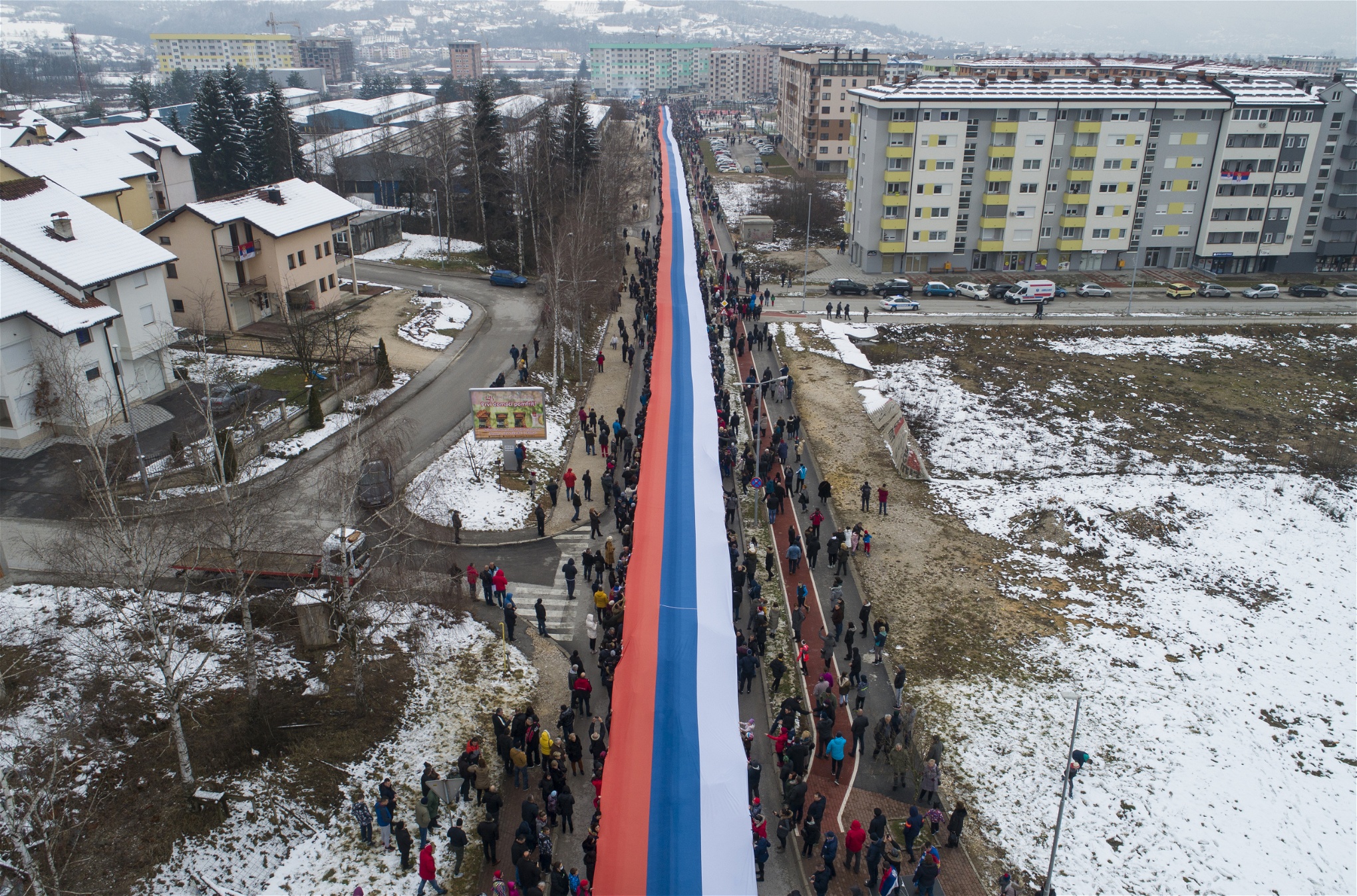 Bosnienserber firade 30-årsdagen av det unilaterala utropandet av en självständig region den 9 januari 2022. I de östra delarna av Sarajevo, Bosnien-Hercegovinas huvudstad, bar en stor samling människor fram en 527 meter lång serbisk flagga längs med gatorna. Foto: TT