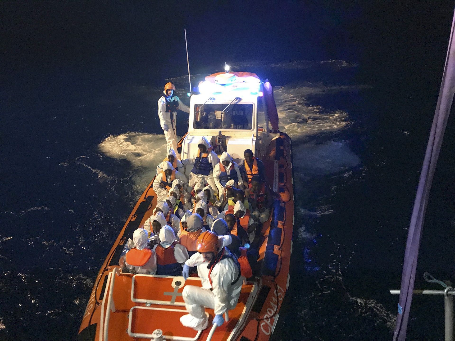 Migranter räddas på Medelhavet