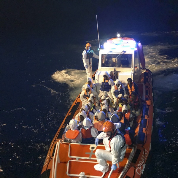 Migranter räddas på Medelhavet