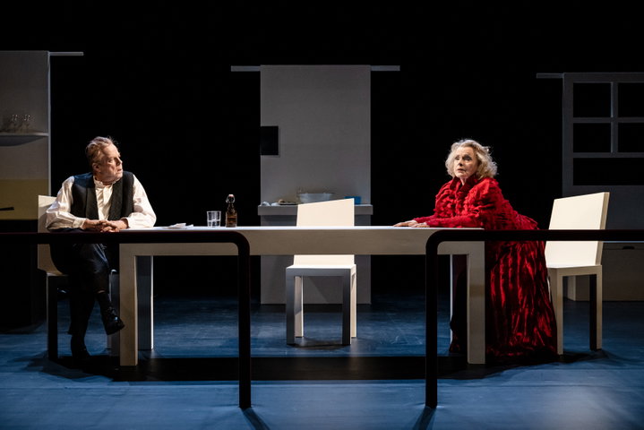 Krister Henriksson och Marie Göransson i kättjefullt krig på biblioteket i lättflyttad scenografi. Foto Sören Vilks