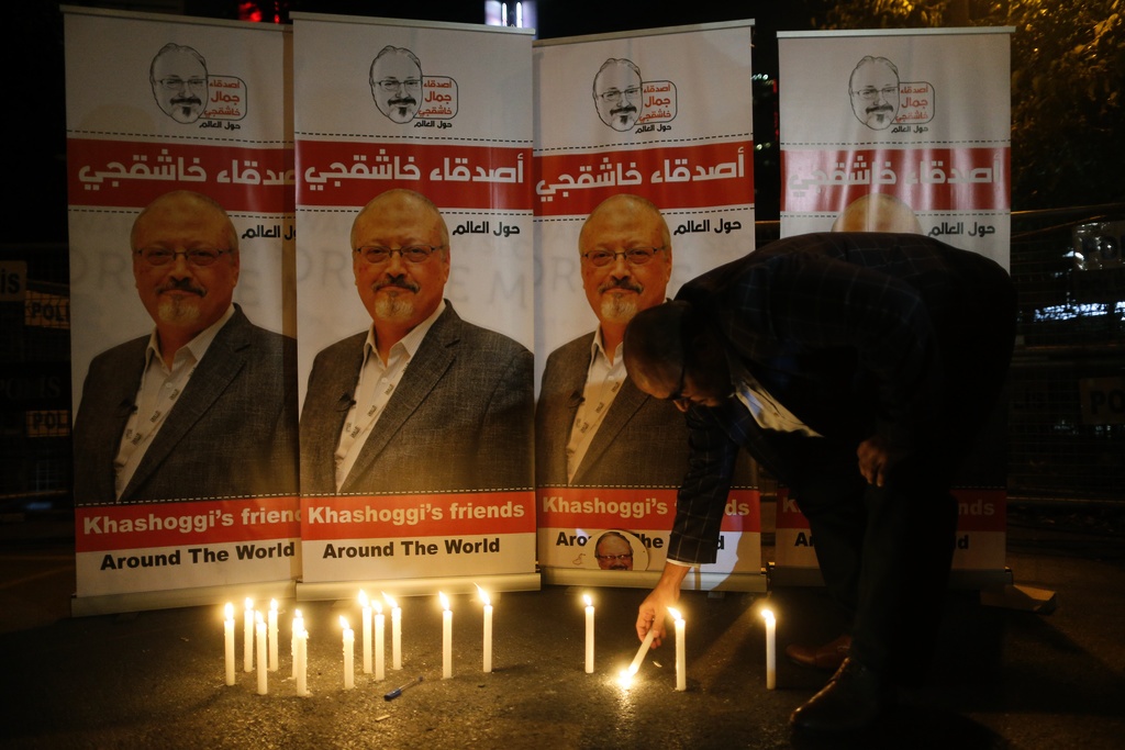 En man tänder ett ljus under en minnesstund för den mördade saudiske journalisten Jamal Khashoggi, utanför Saudiarabiens konsulat i Istanbul den 25 oktober 2018. Foto: Lefteris Pitarakis