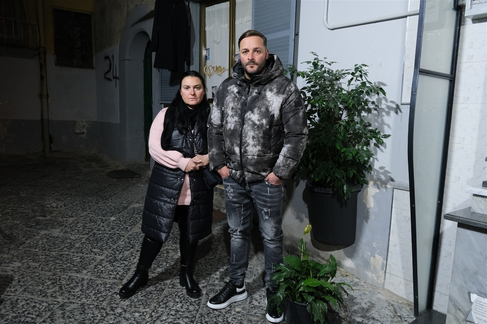 Sara Mancini och Vincenzo Russo utanför hemmet i Spanska kvarteren i Neapel. Foto: Julia Lindblom