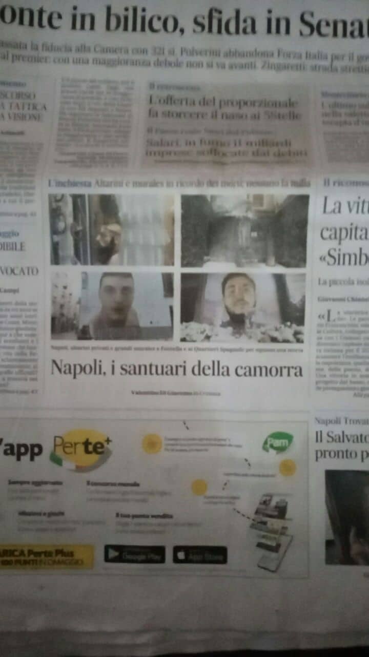 Första sidan på en italiensk dagstidning. Bilder på muralmålningar föreställande bland annat Ugo Russo, med rubriken "Camorrans helgedomar" Foto: Skärmdump