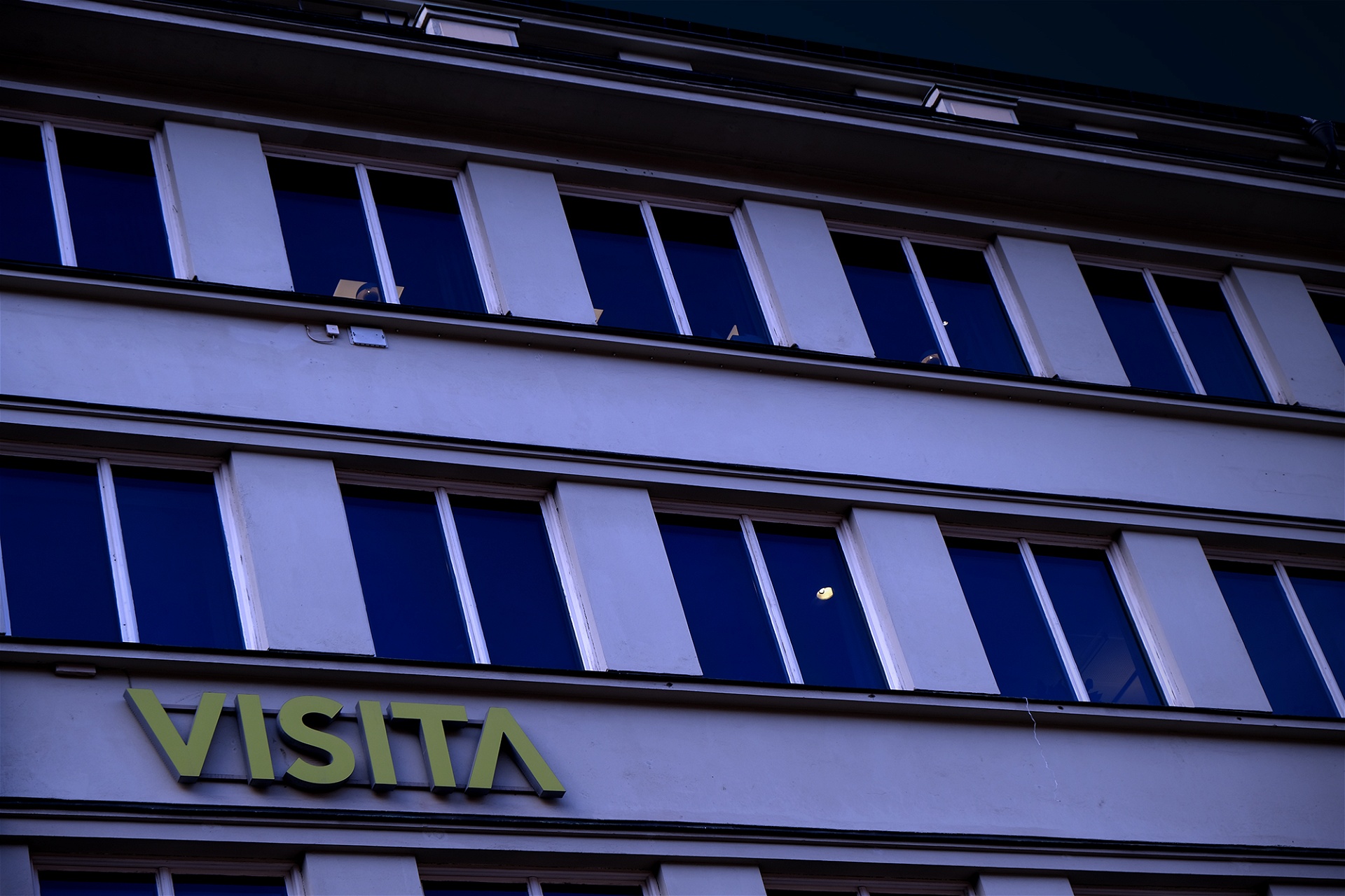 När de båda lämnade Visitas kontor på Sveavägen i Stockholm hade det blivit mörkt, men mörkret skulle falla än tätare. Foto: Axel Green
