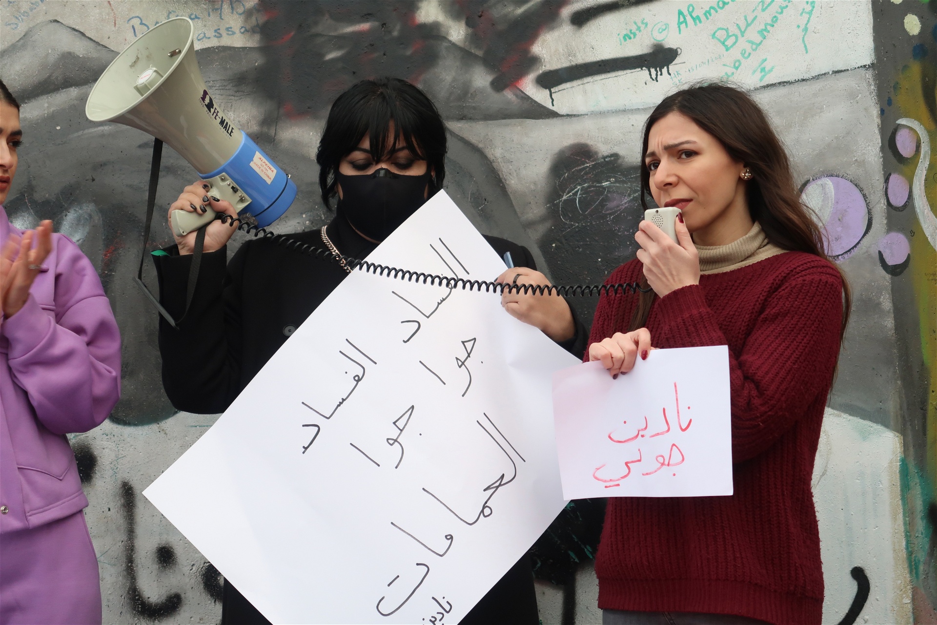 Jamila Khodor talar på demonstrationen arrangerad av Fe-male Foto: Hanna Strid