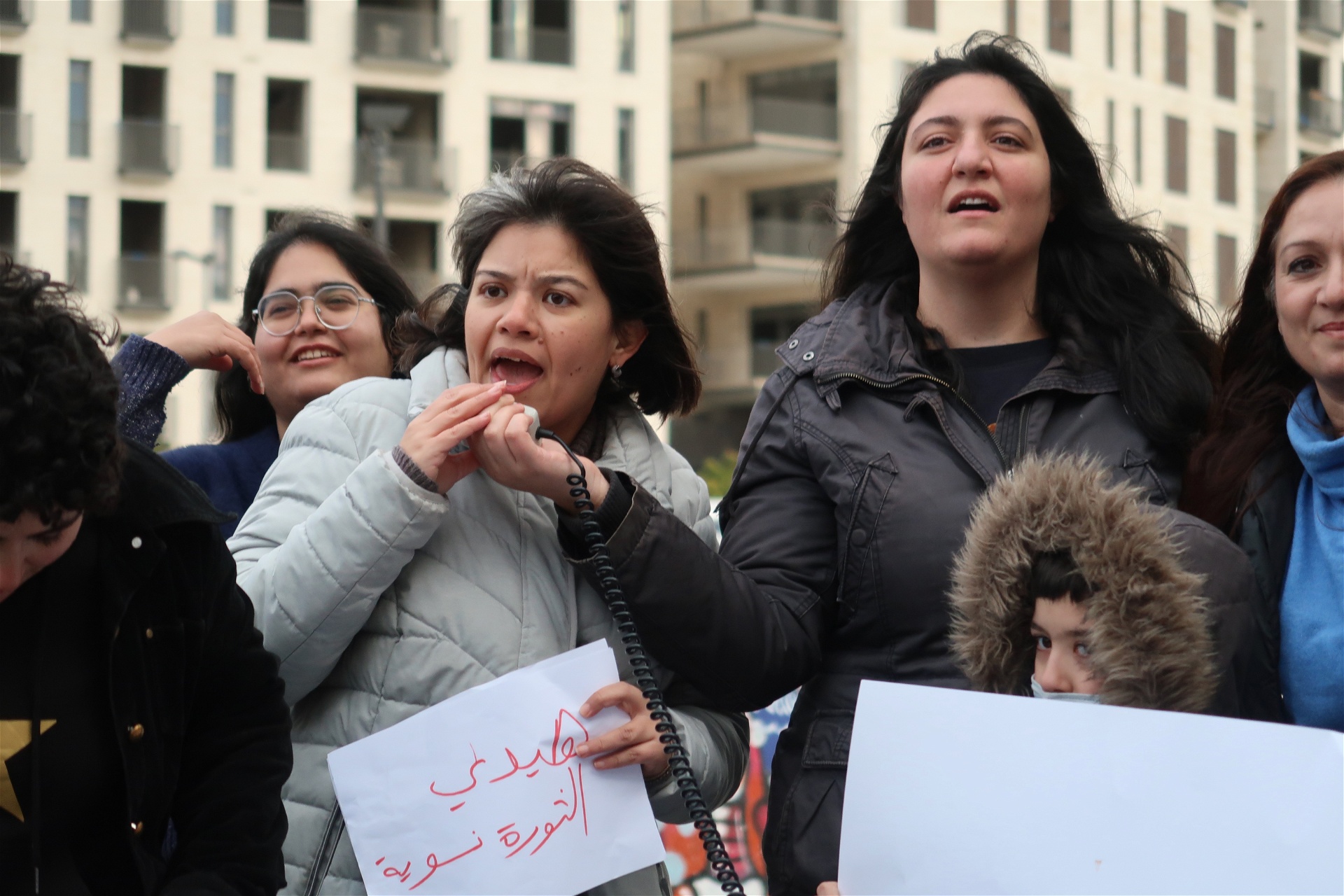 Flera talare visade starka känslor under demonstrationen arrangerad av organisationen Fe-Male. Till höger i bilden Fe-Males grundare Hayat Mershad. Foto: Hanna Strid