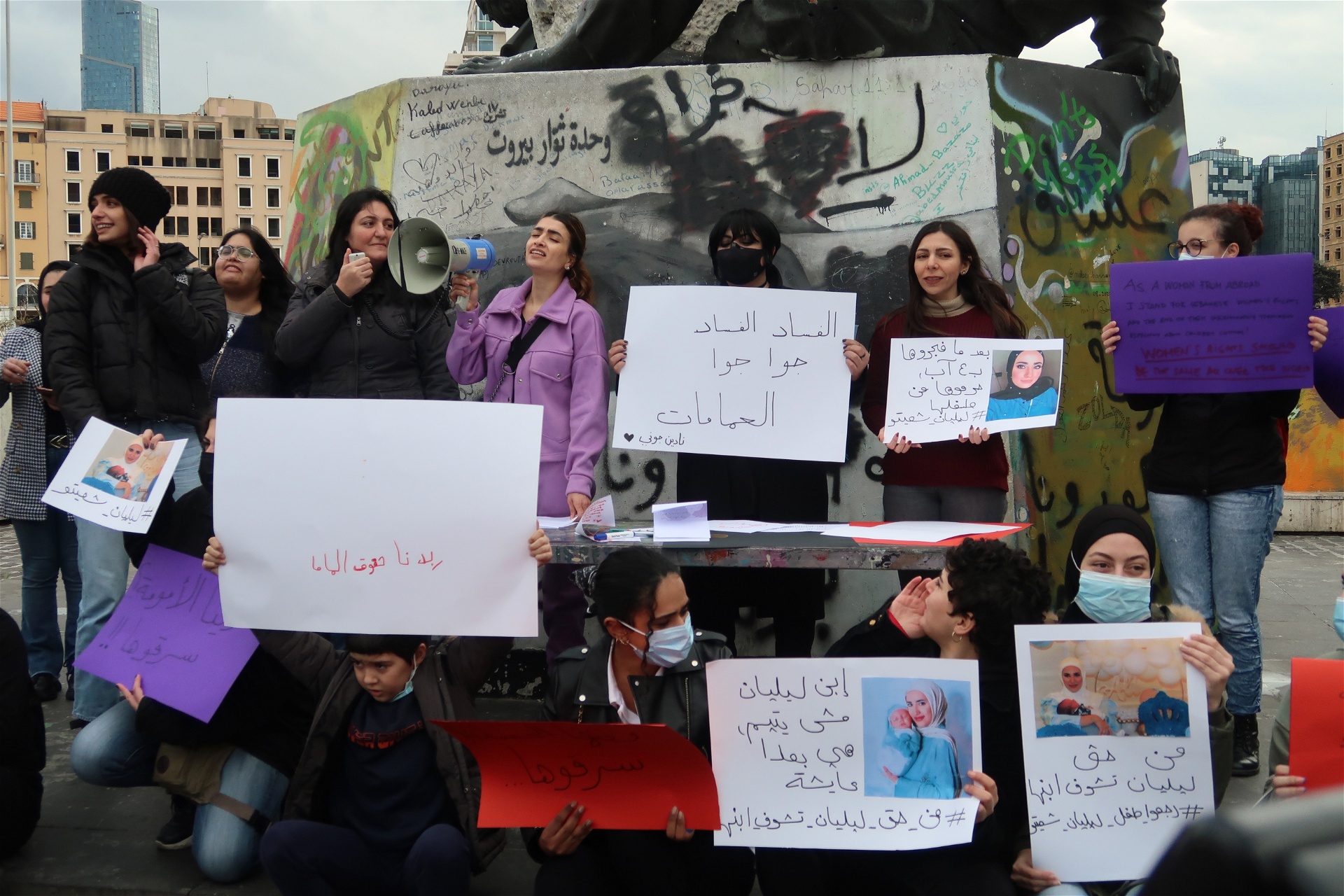 Varje demonstration hedrar Fe-Male minnet av Nadine, en ung kvinna som nekades vårdnaden om sitt barn och hann dö innan hon beviljades den.