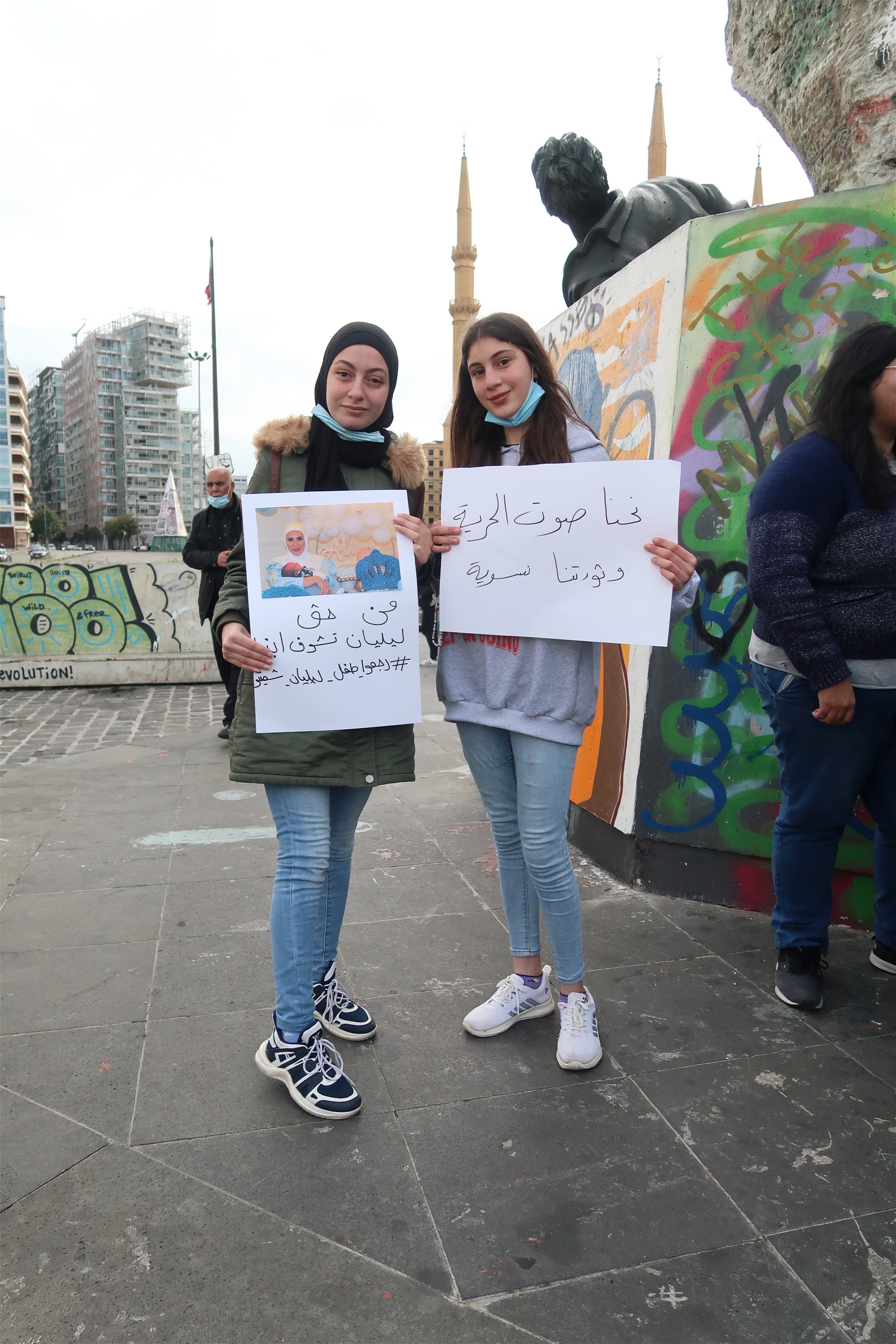 Laila Shames Edin (24) och hennes yngre syster Ranim Shames Edin (17) under en feministisk demonstration på Martyrtorget. Foto: Hanna Strid