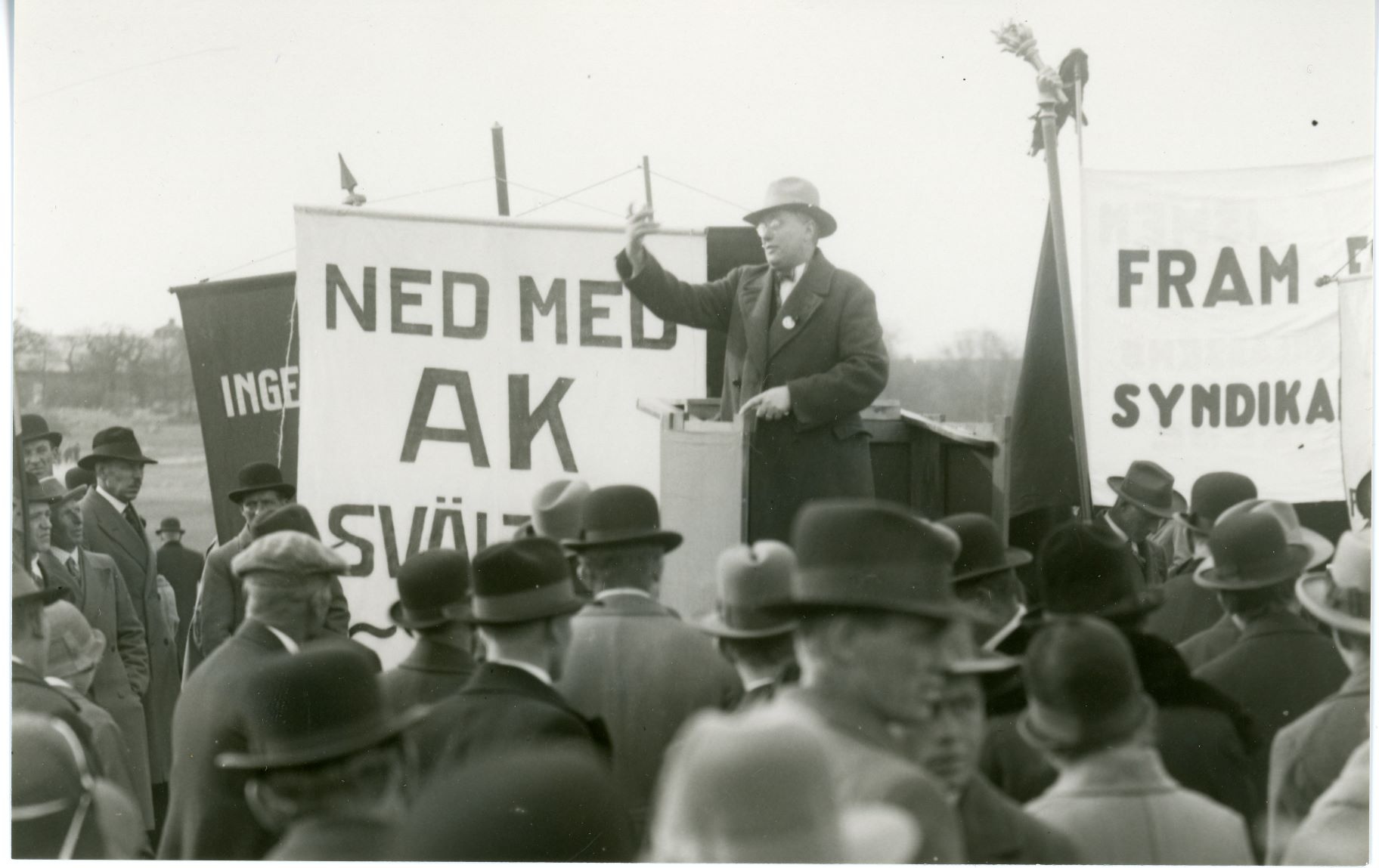 Emanuel Jansson, agitator och medarbetare i Arbetaren, håller Förstamajtal 1929. På grund av dåligt väder firades Första maj i Stockholm först under söndagen den 5 maj. Foto: Axel Malmström.