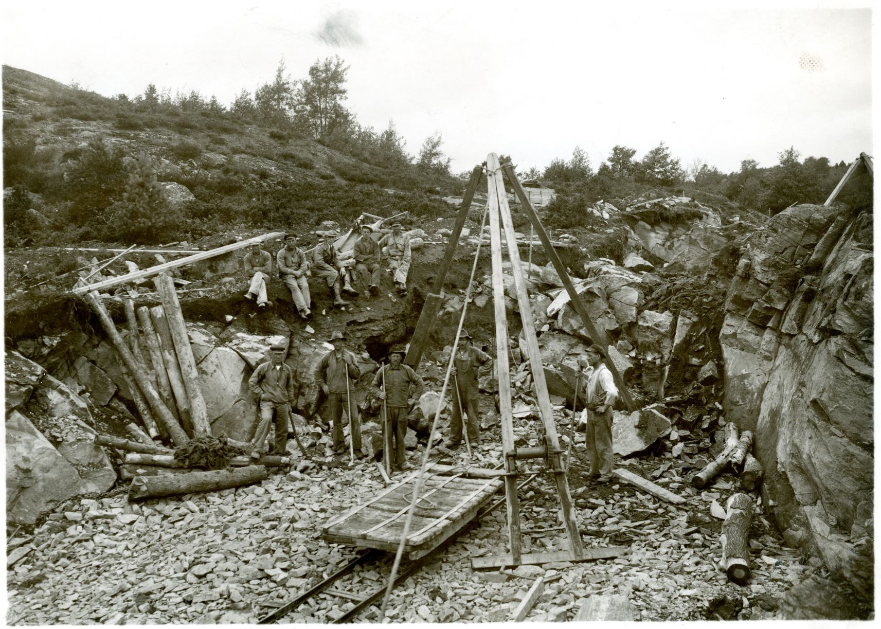 Ett arbetslag med AK-arbetare vid Nedre Bräckevägen i Uddevalla, publicerad i Arbetaren den 18 augusti 1932. Foto: Lindström, Öster Uddevalla.