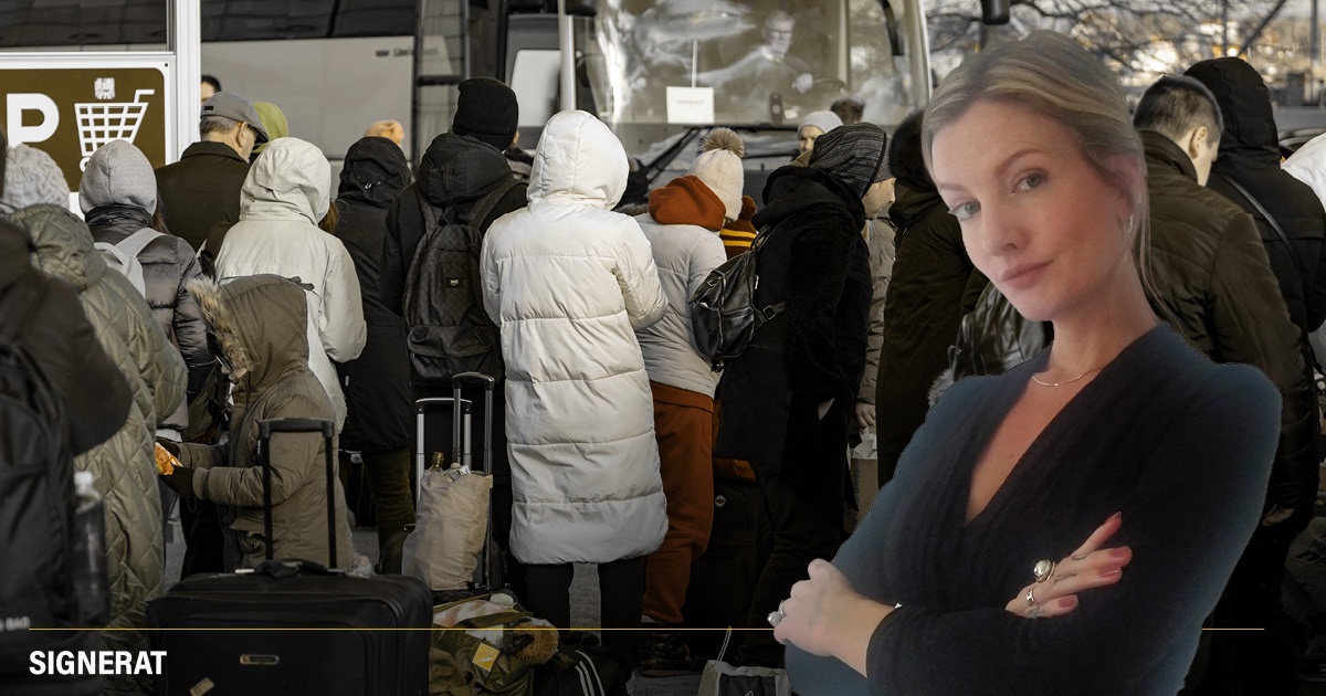 Lotta Lindqvist står framför grupp med ukrainska flyktingar som väntar på buss. En kvinna i centrum sticker ut med vit jacka.