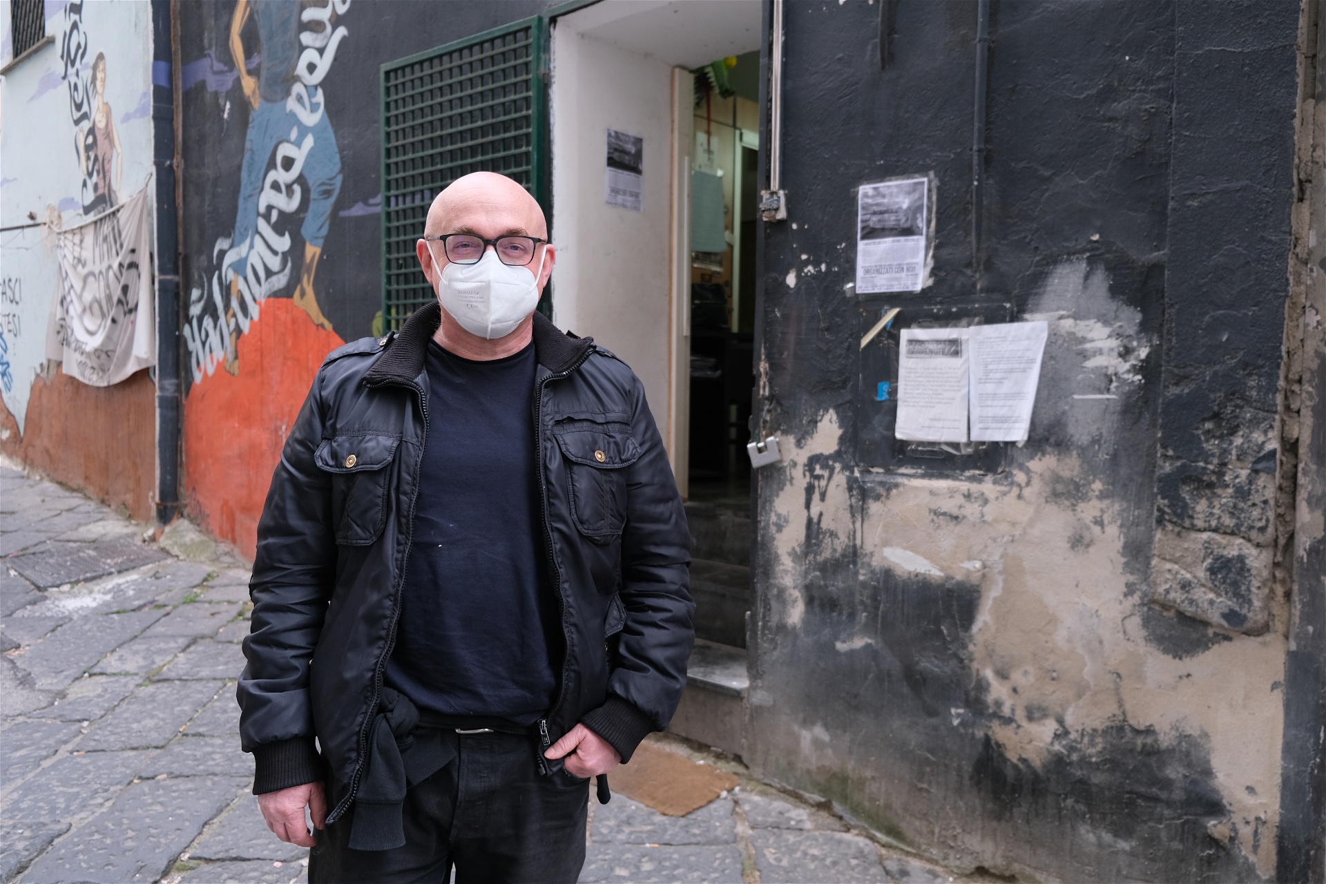 Alfonso De Vito, aktivist, utanför det sociala centret Lo Sgarrupato i Neapel. Foto: Julia Lindblom