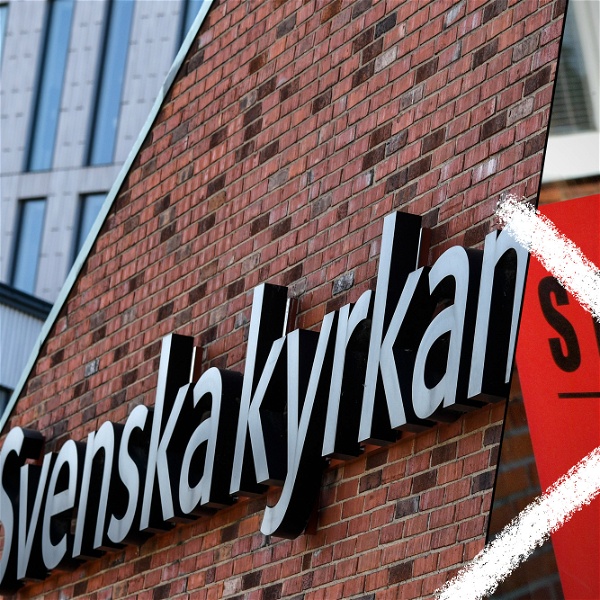 Överkryssad strejkskylt bredvid skylt med texten "Svenska Kyrkan"
