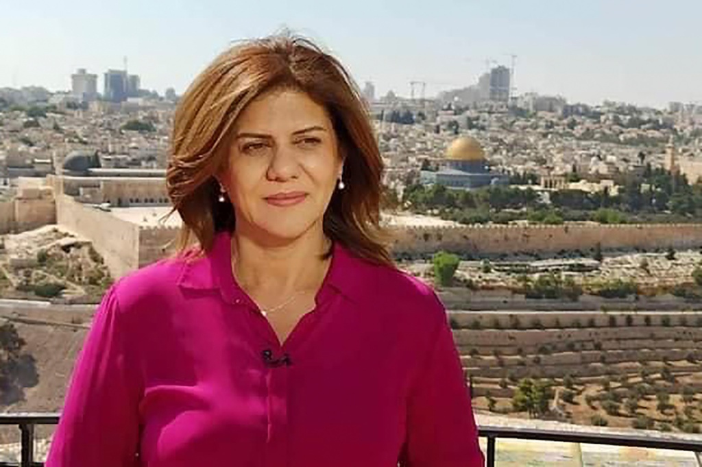 För palestinier och människor i hela Mellanöstern var Shireen Abu Aqleh ett vittne till den israeliska ockupationen och en reporter som gav förtryckta palestinier en röst. Hon var både palestinsk och amerikansk medborgare. Foto: Al Jazeera Media Network/TT