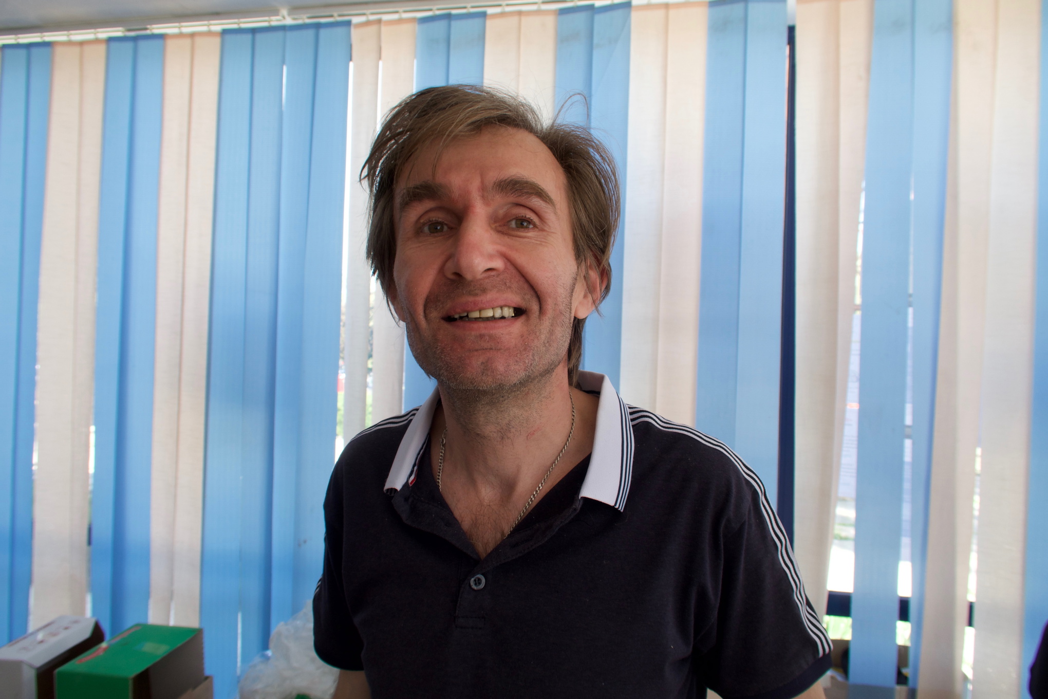 När Ryssland inledde sin invasion av Ukraina var Georgig Amann, som kommer från Odessa, i Turkiet och arbetade. Nu är han en av flera frivilliga som arbetar i ett center i staden Balt i norra Moldavien, dit ukrainska flyktingar kan vända sig för att få hjälp med mat, hygienprodukter och andra nödvändigheter. Foto: Hanna Strid