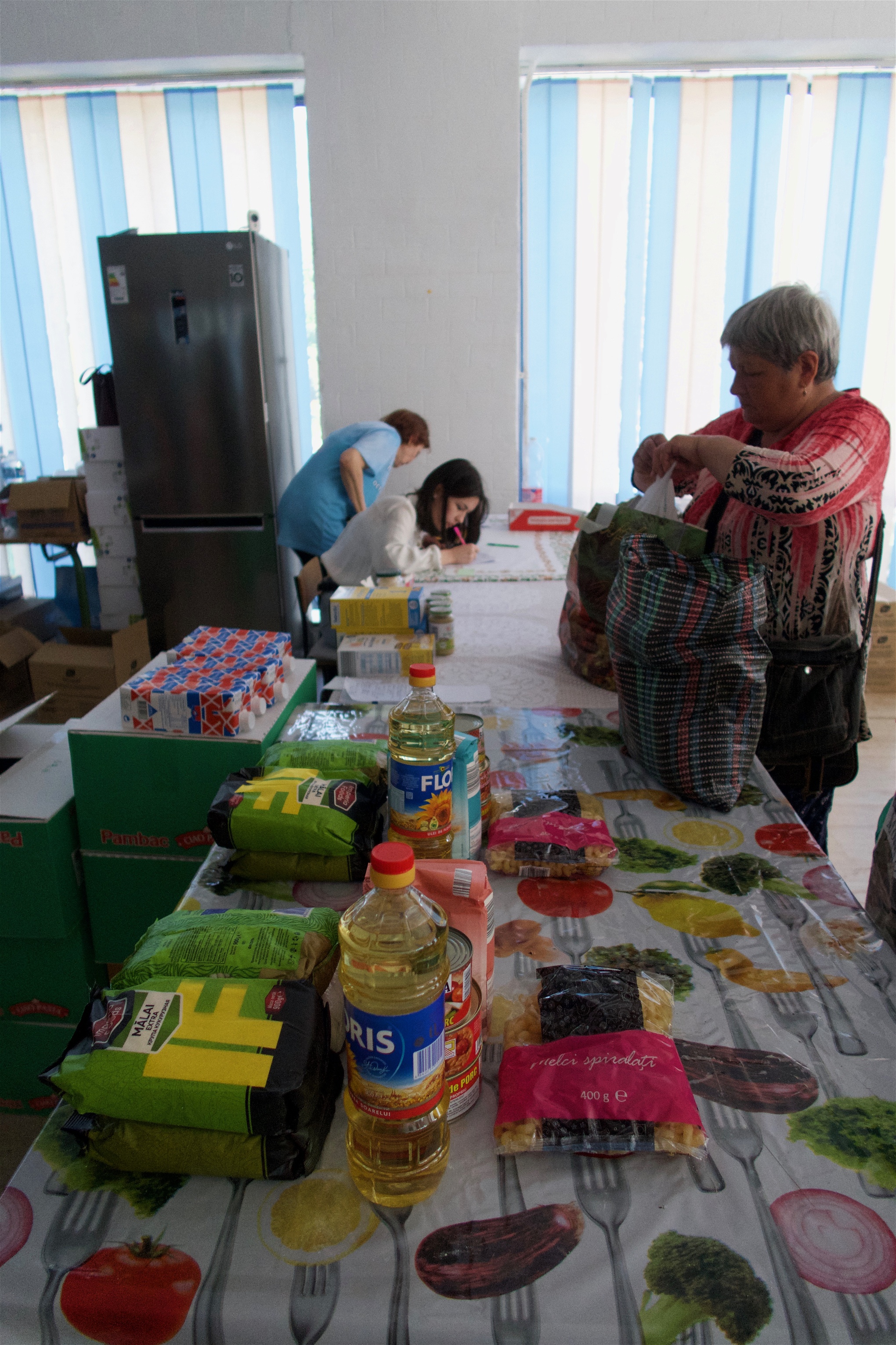 Ukrainare som behöver kan komma och hämta blöjor, hygienprodukter, pasta, konserver och andra nödvändigheter. Foto: Hanna Strid
