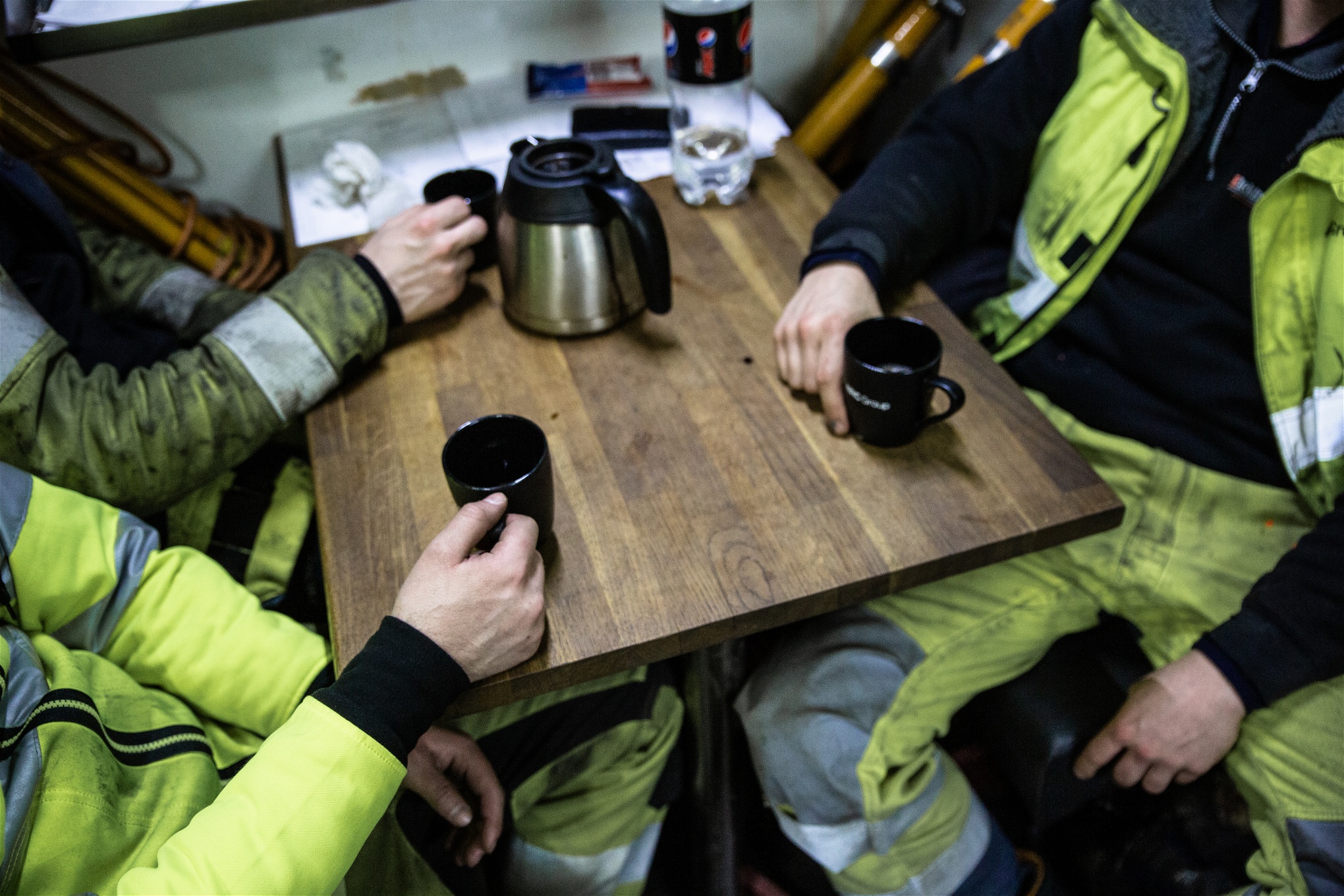 En gemensam kopp kaffe i arbetsboden. Foto: Jesper Klemedsson