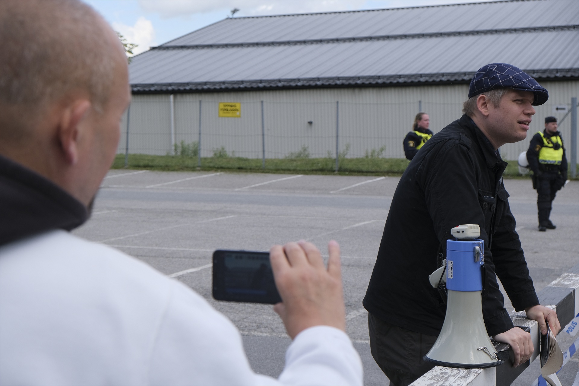 Den biffiga företrädaren för Stram Kurs Sverige följer varje steg Paludan tar med sin mobilkamera. Foto: Johan Apel Röstlund