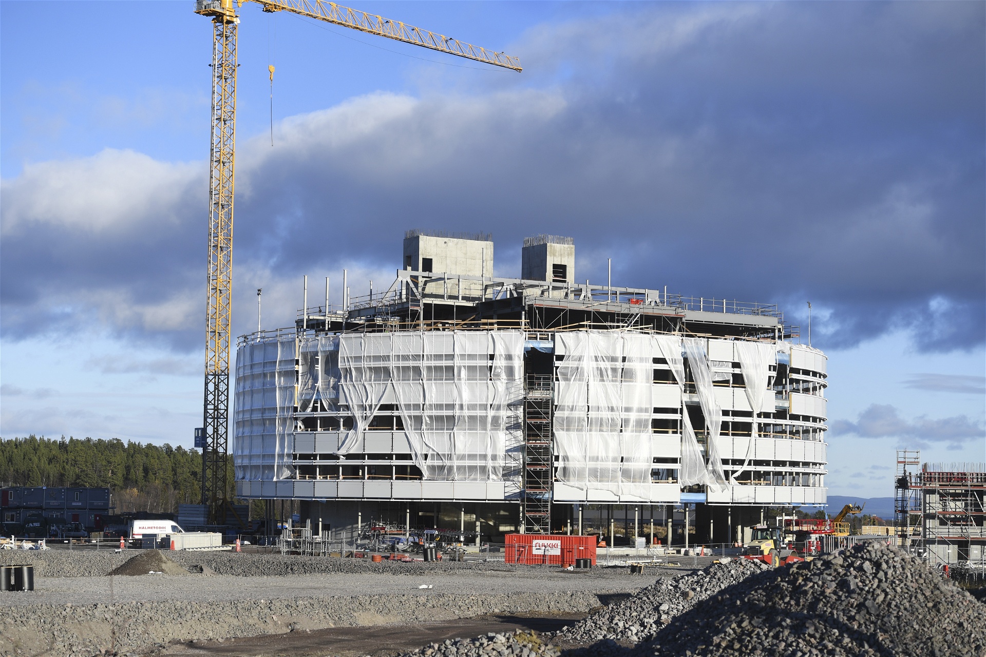 Nya stadshuset Kristallen under uppbyggnad 2016. Det byggs ett par kilometer från det gamla liksom stora delar avcentrala Kiruna som tvingas flyttas på grund av LKAB:s gruvdrift. Foto: Fredrik Sandberg/TT