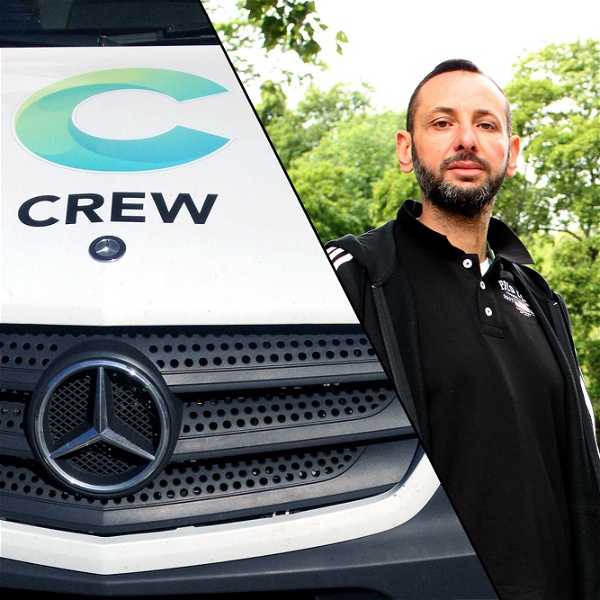 Bilfront med Crews logga samt Muhannad Zeidan och Atwa Abuaia som båda tidigare arbetat på Crew Bemanning