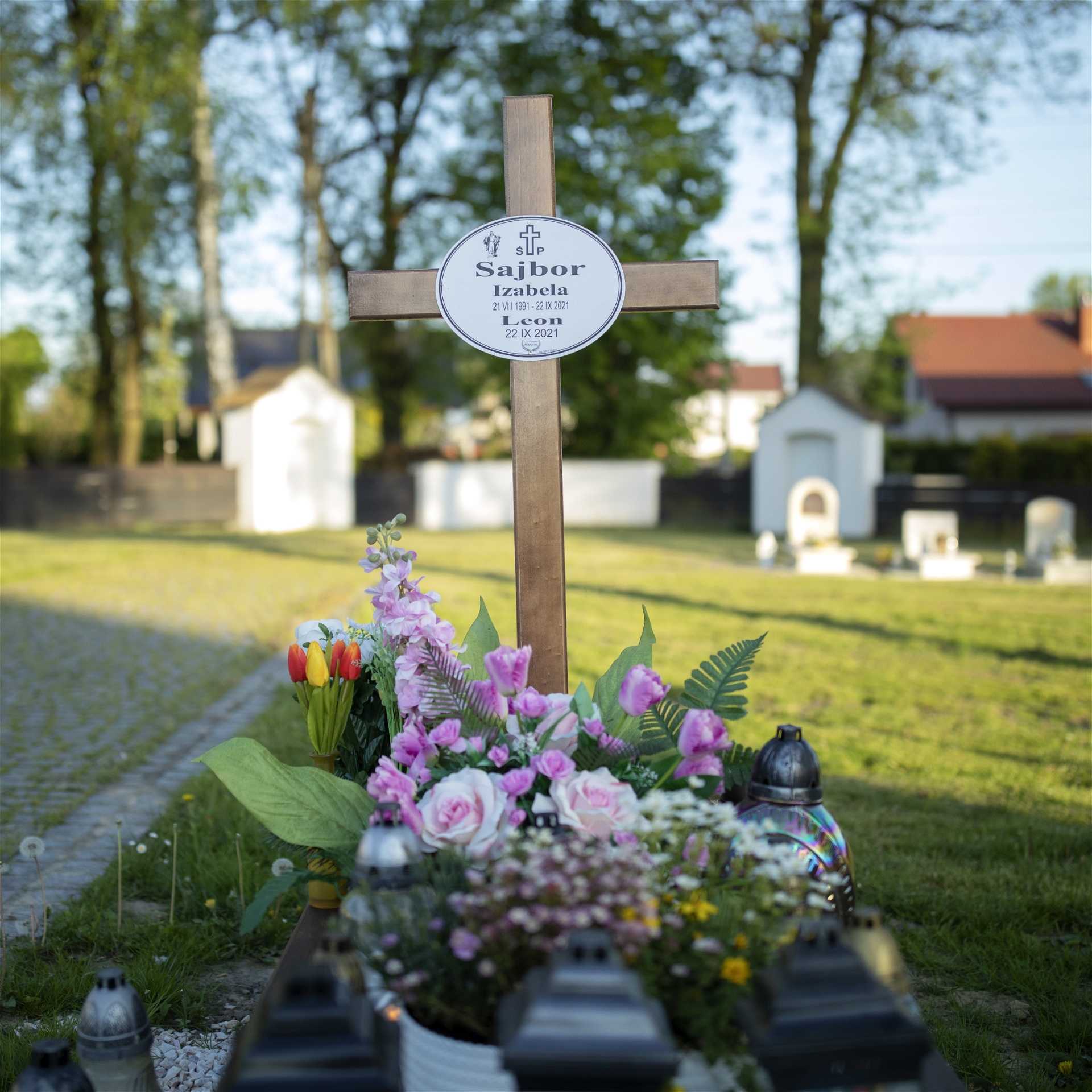 Izabela Sajbors grav i Pszczyna, en pittoresk småstad i södra Polen. Sonen Leon dog redan i vecka 22. Foto: Åsa Sjöström