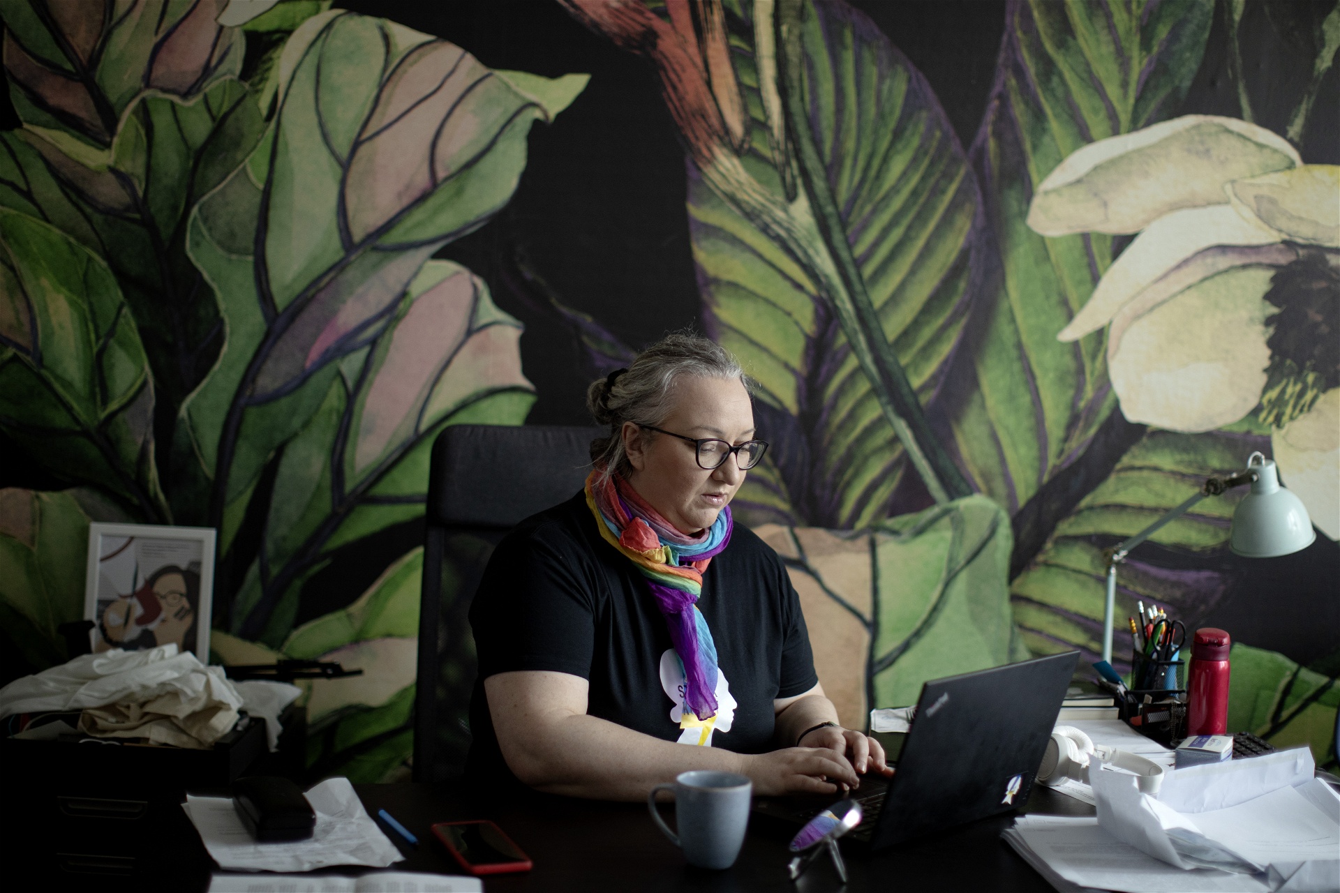 Marta Lempart  sitter vid sitt skrivbord på Ogólnopolski Strajk Kobiet, en kvinnorättsorganisation hon startade för 6 år sedan. "Jag är bra på att vara arg," säger hon. Foto: Åsa Sjöström