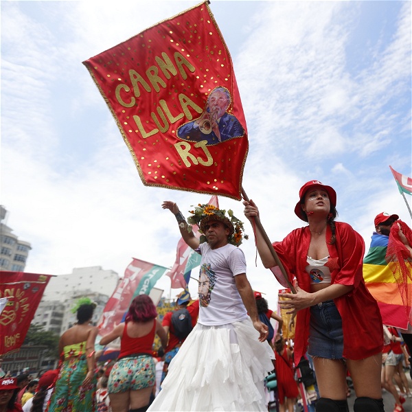 Rödklädda Lula-supportrar under marschen carna lula, en karneval till stöd för Lula da Silva inför årets presidentval.