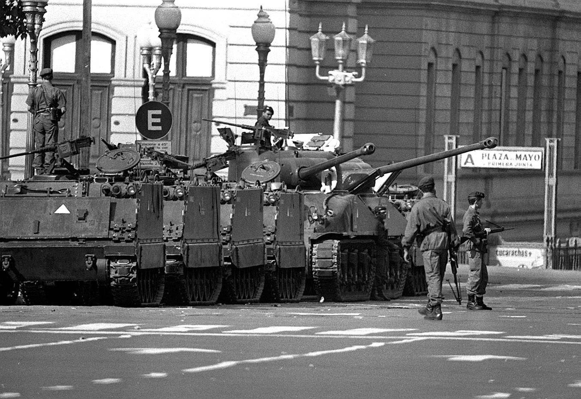 Svartvit bild där pansarfordon syns på Plaza de mayo i Buenos Aires, under militärkuppen 1976.
