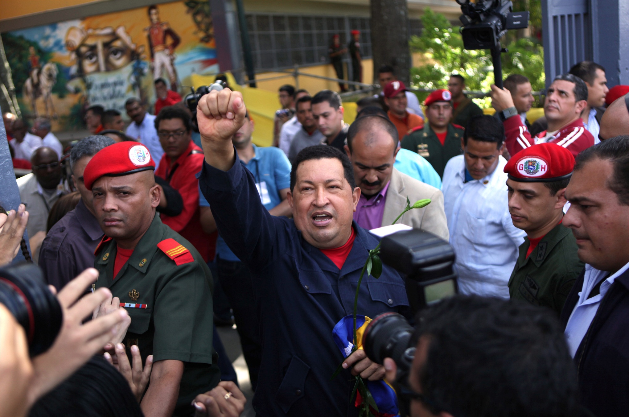 Hugo Chavez, president i Venezuela 1999-2013, var en del av den så kallade rosa vågen. Här syns han under valkampanjen 2012. Foto: Henrique Capriles/AP/TT