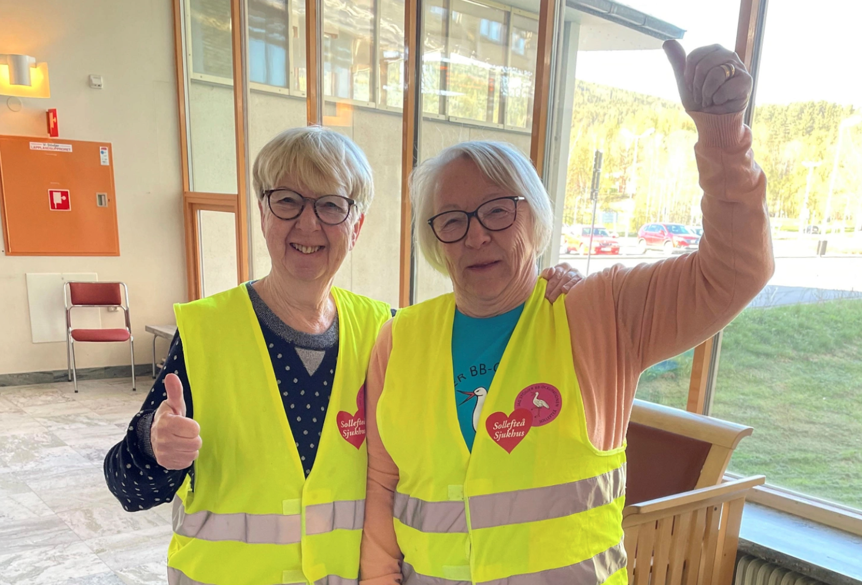 Anita Selin och Barbro Mikaelsson ockuperar Sollefteås sjukhusentré. Foto: Privat