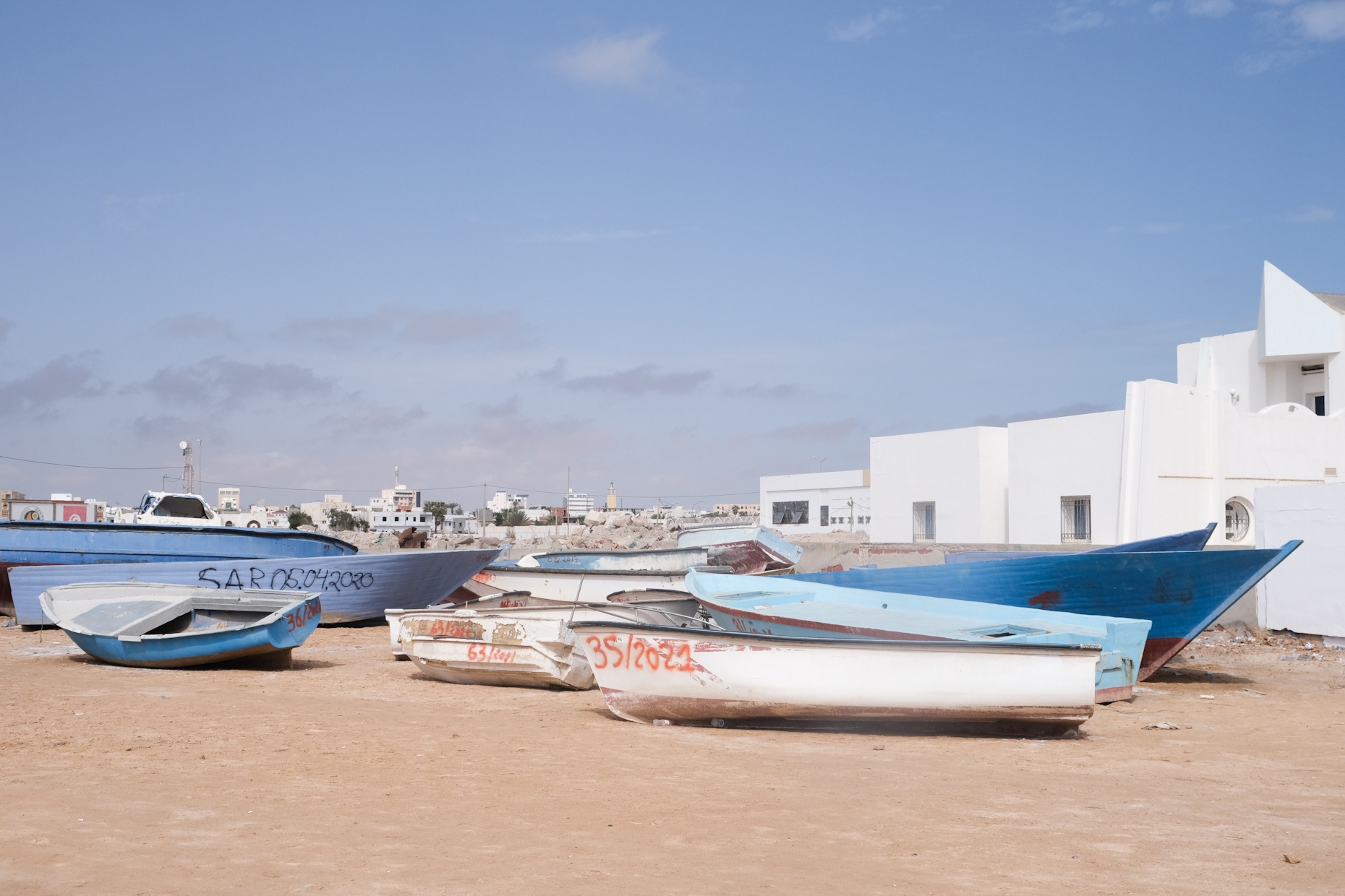 Migrantbåtar som beslagtagits av tunisiska myndigheter. Den 11 oktober, Zarzis, Tunisien. Foto: Nissim Gasteli