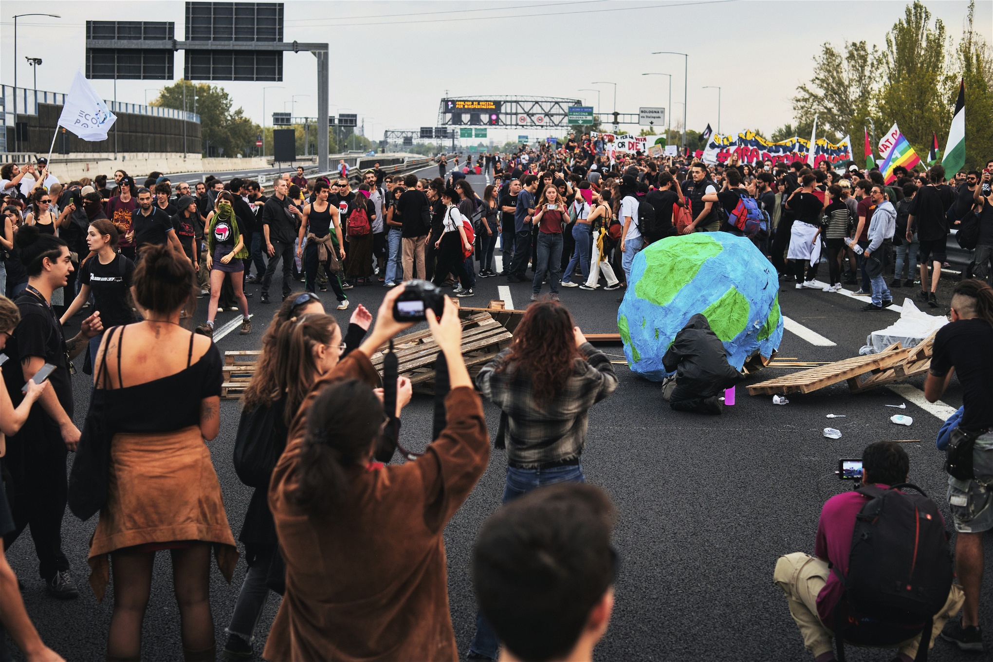 Den 22 anordnades en stor demonstration i Bologna till stöd för GKN-arbetarna. De protesterade även mot bygget av en motorväg, som riskerar att förorena staden. Klimatgrupper som Fridays for Future och Extinction rebellion slöt upp med fabriksarbetarna. Foto: Marco Allasio