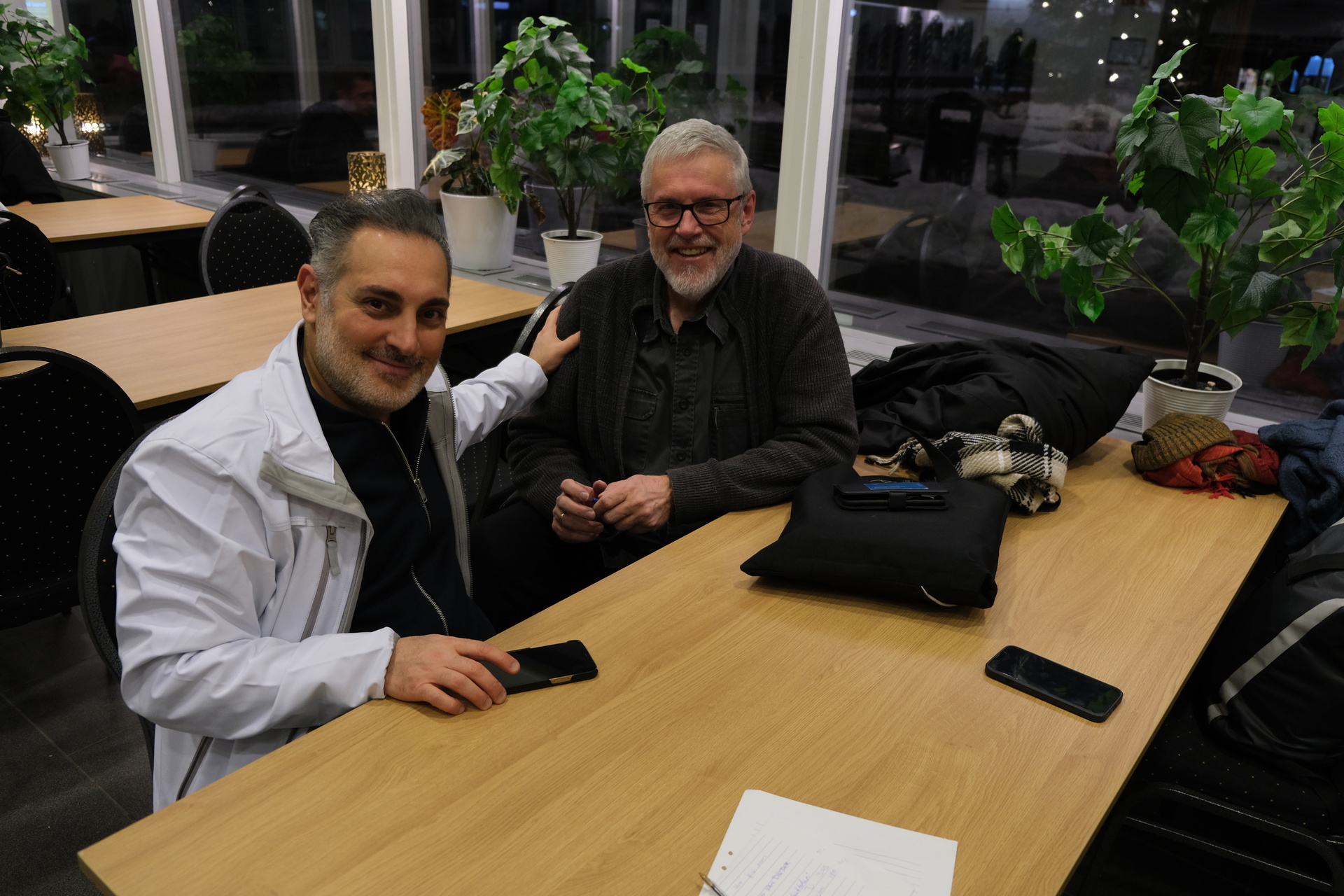 Omid Sakhdari och John van Dinther är organisatörer på Taxiunionen, som samlar förare och åkerier på gigföretagens plattformar. Foto: Julia Lindblom