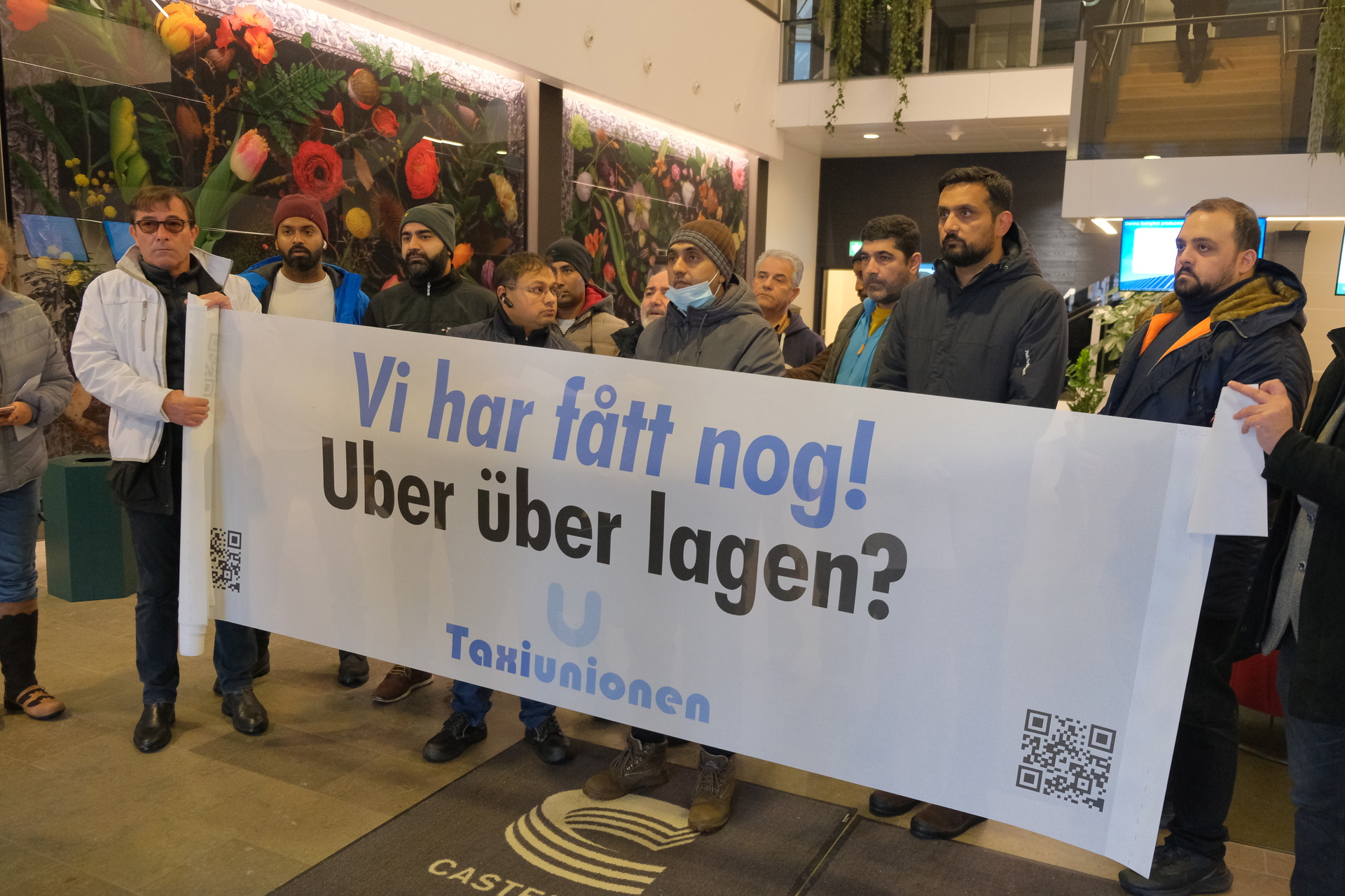 Ett tjugotal förare deltog i protesten vid Ubers huvudkontor i Solna Foto: Julia Lindblom