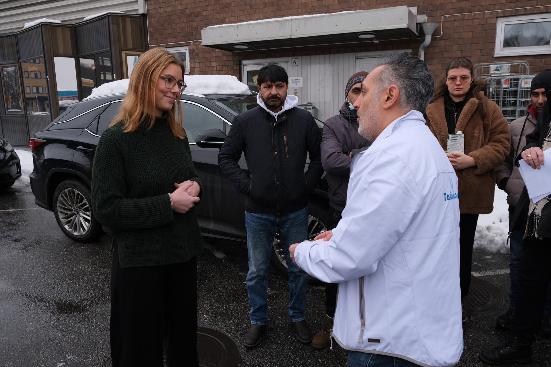 Taxiunionens medlemmar välkomnades av Bolts Sverigechef Lina Dahlander på parkeringen. Foto: Julia Lindblom