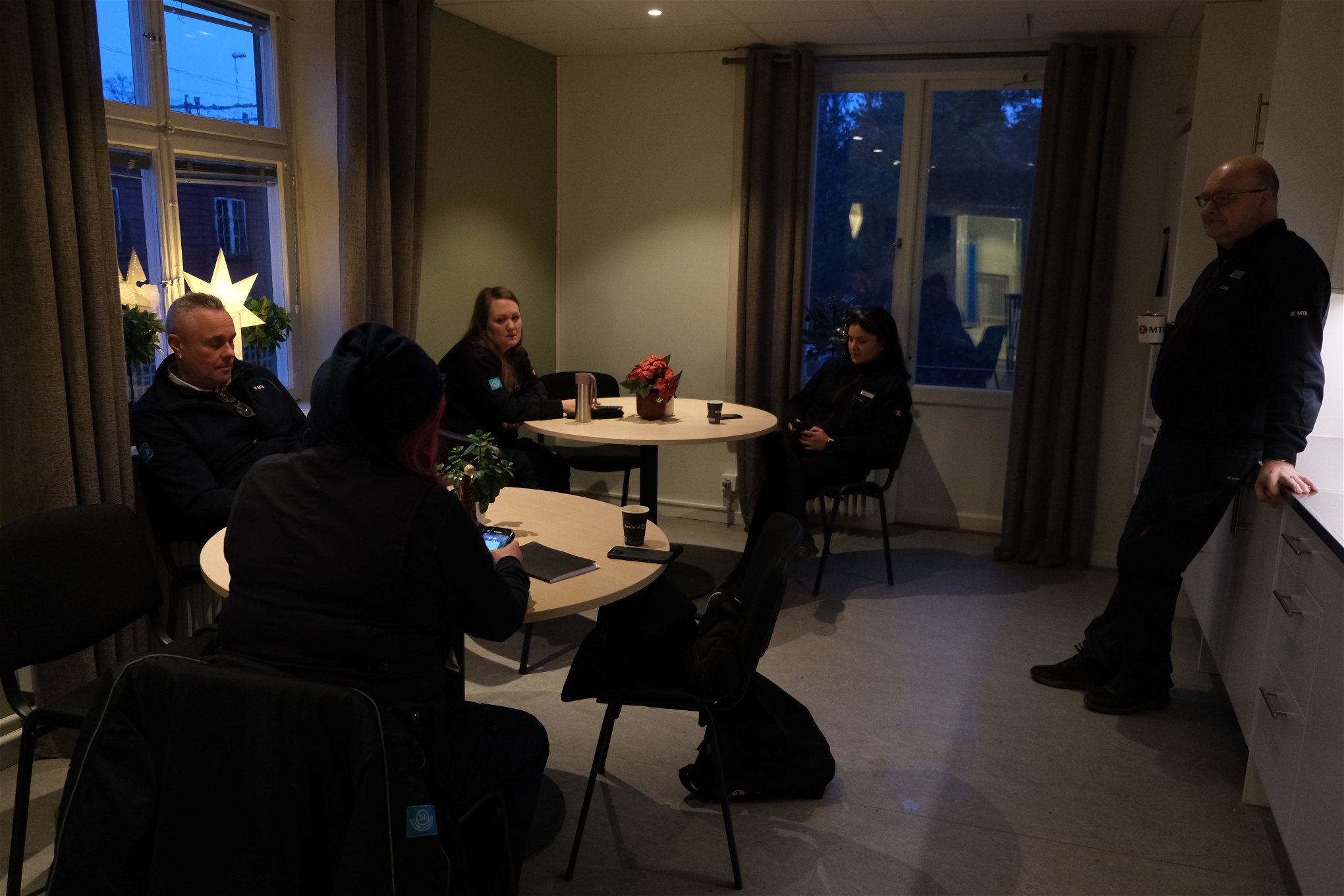 Tidig morgon i personalrummet i Södertälje. Foto: Julia Lindblom
