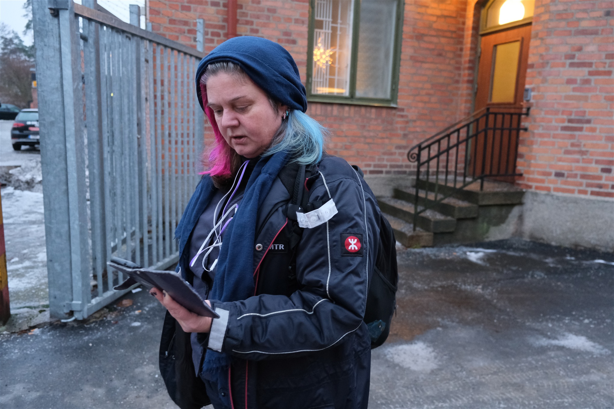 Ingela Gustafsson utanför tegelbyggnaden som huserar personalrummet i Södertälje. Foto: Julia Lindblom
