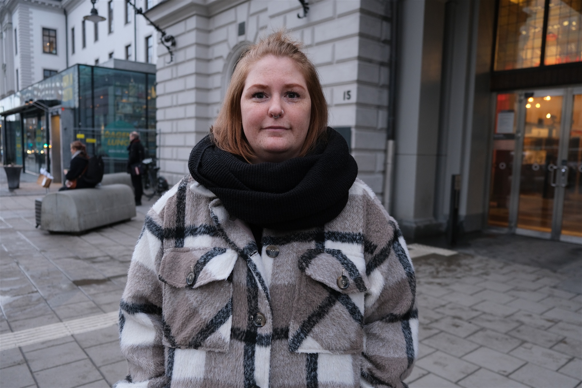 Johanna Edvinsson har arbetat som lokförare i över fyra år och känner stor rädsla inför att tvingas arbeta ensam. Hon vill inte jobba kvar på MTR om tågvärdarna tas bort. Foto: Julia Lindblom