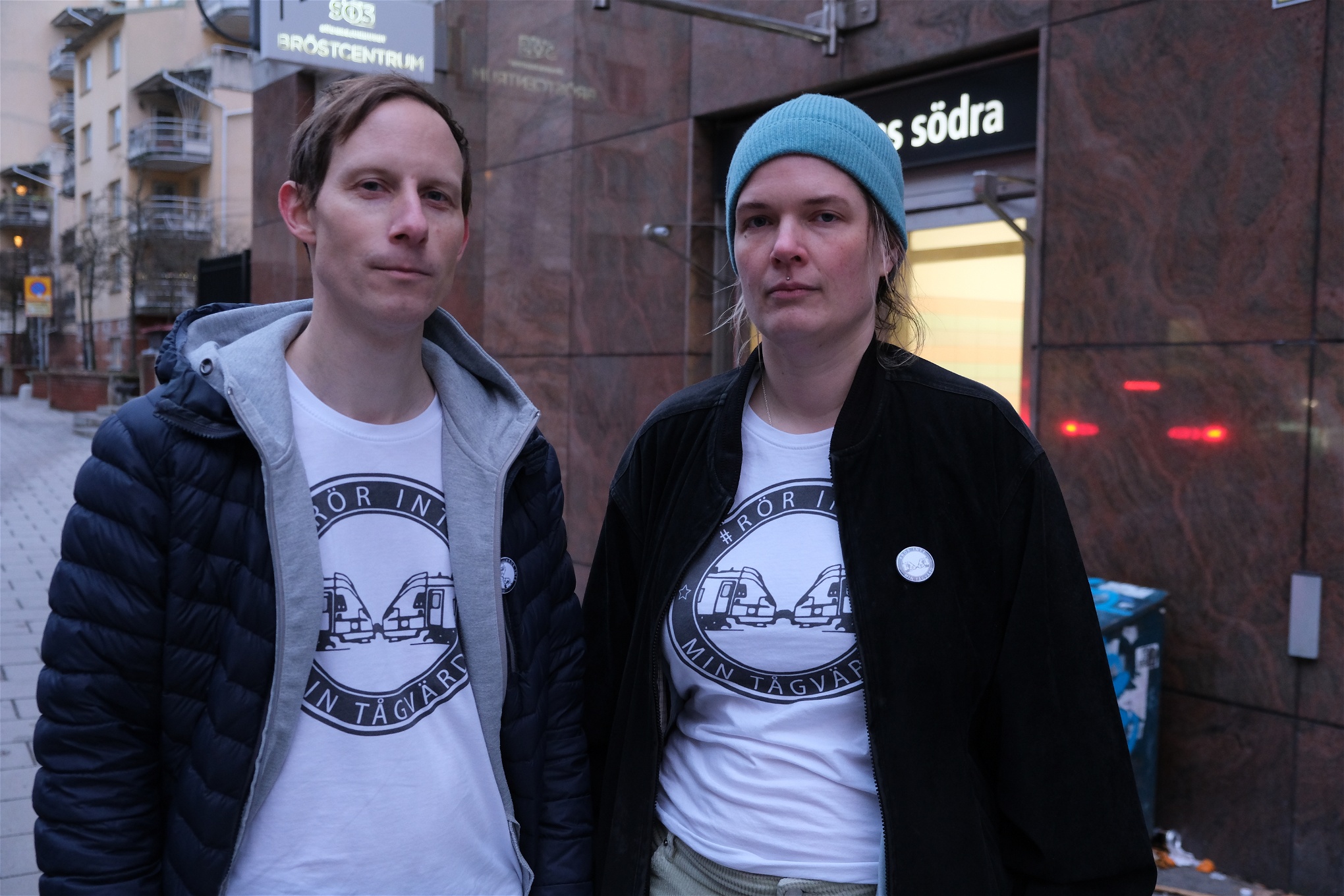 Moa Friman och Nils Westberg Ahlmark är båda lokförare aktiva i nätverket "Rör inte min tågvärd". De har samlat in 17000 underskrifter mot beslutet. Foto: Julia Lindblom