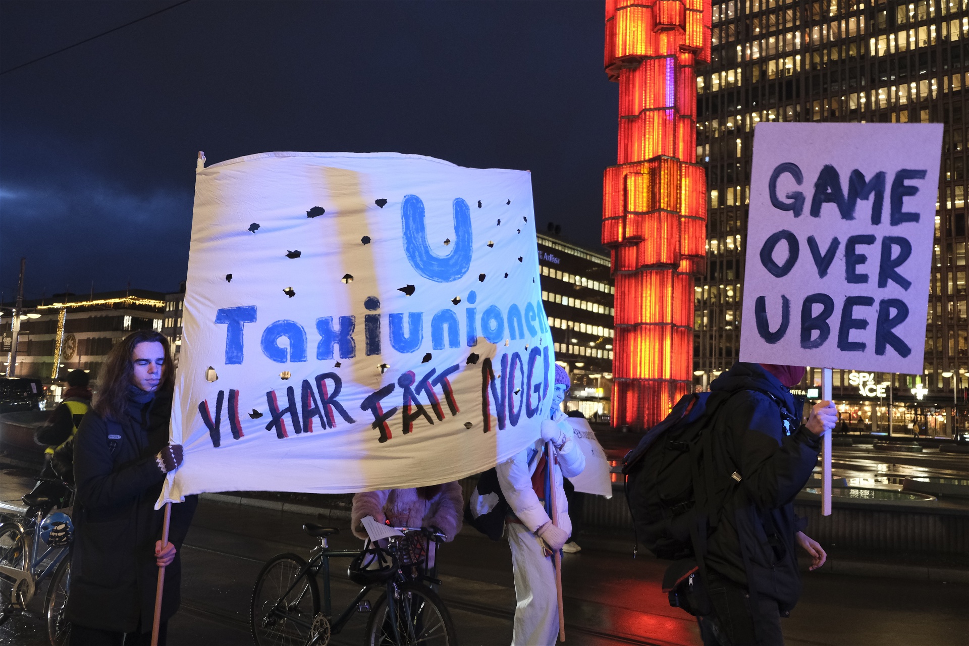 Framför karavanen av bilar gick ett tiotal demonstranter till fots med plakat. Foto: Vendela Engström