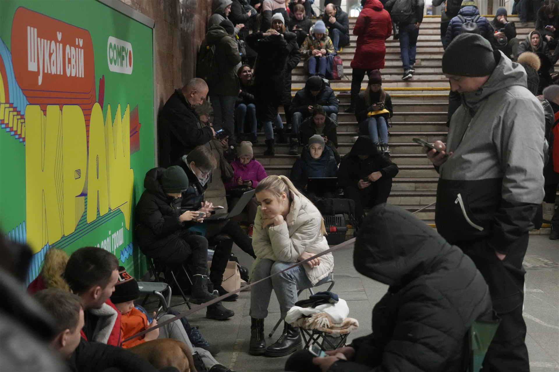 Människor söker skydd i Kievs tunnelbana i samband med fredagens omfattande ryska bombattacker mot flera städer runt om i Ukraina. Sedan kriget startade för snart ett år sedan har tiotusentals civila ukrainare dött och miljontals människor befinner sig på flykt.Foto: Efrem Lukatsky/AP/TT
