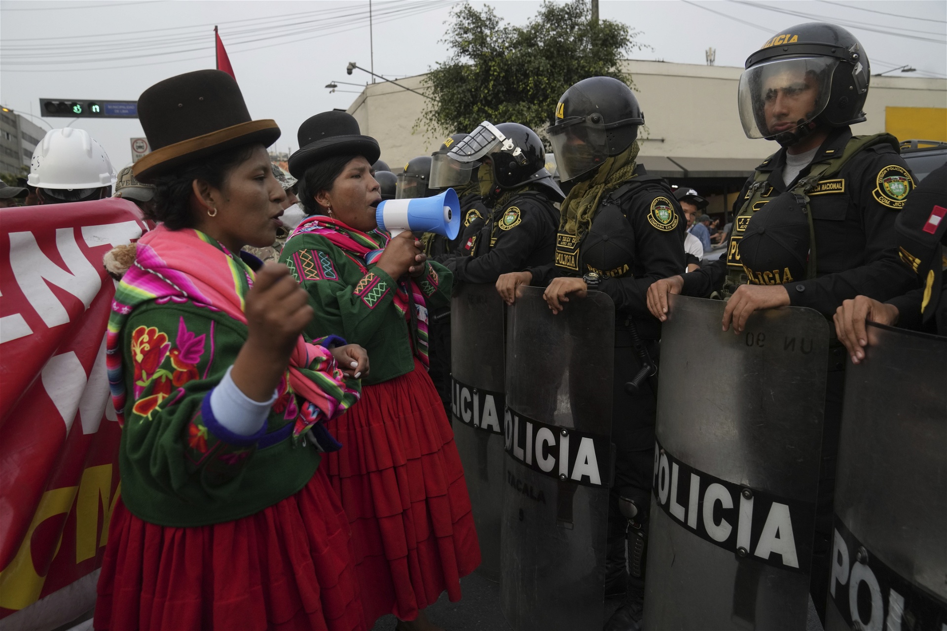 Protesterna fortsätter i Peru. Sedan den tidigare presidenten Pedro Castillo avsattes för snart sju veckor sedan. Fler än 50 människor har dödats. Foto: Martin Mejia/AP/TT