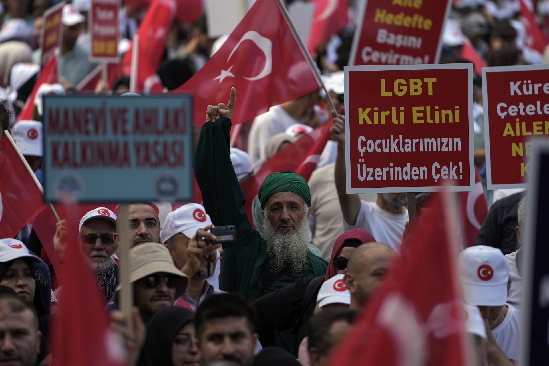 Demonstration mot hbtq-personers rättigheter i Istanbul den 18 september 2022. På skylten står det "Hbtq - ta bort era smutsiga händer från våra barn" Foto: Khalil Hamra/TT