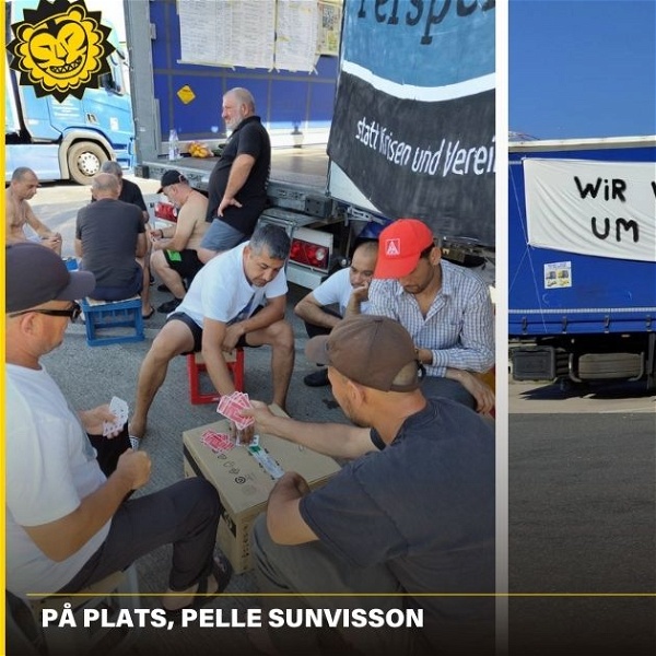Strejkande lastbilschaufförer fördriver tiden med kortspel. På banderollen står "Vi uppskattar din omtanke om oss".
