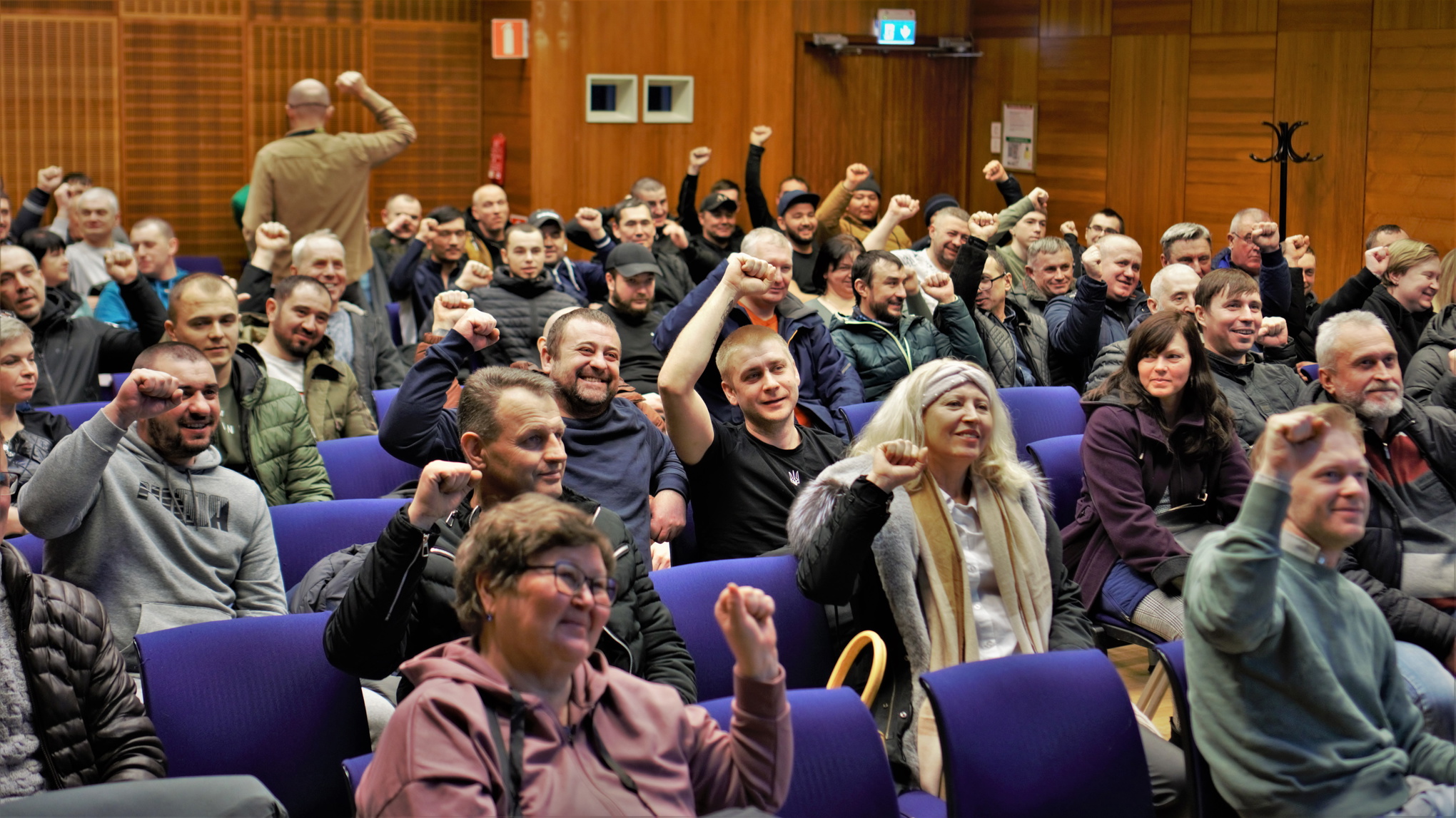 Medlemmar från Solidariska byggare sitter i en sal i ABF-huset.