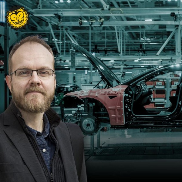 Kollage: Skribenten Per-Anders Svärd står framför en bilindustri och Elon Musk står till höger i bakgrunden