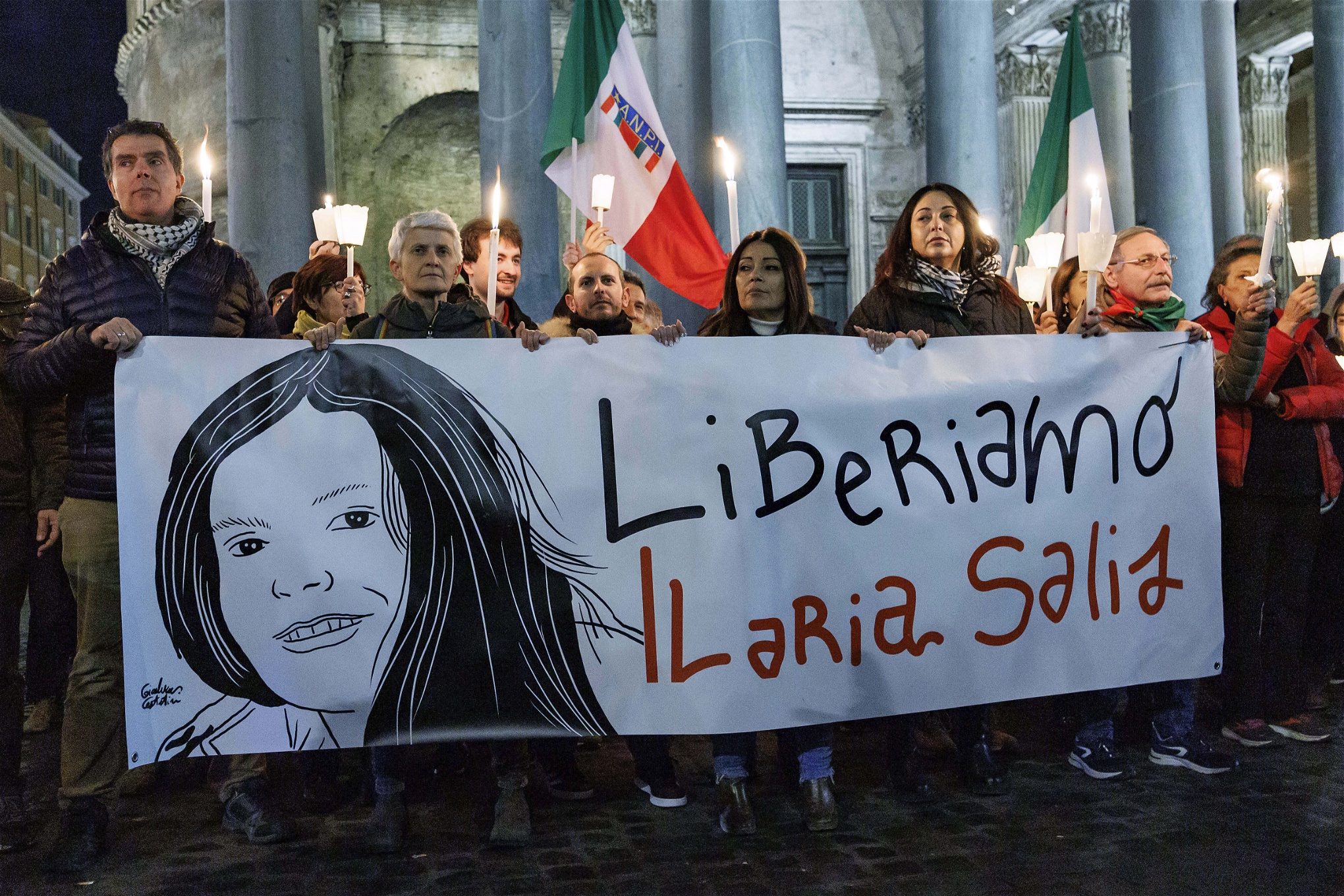 Demonstranter håller upp en banderoll där det står: Låt oss fria Ilaria Salis