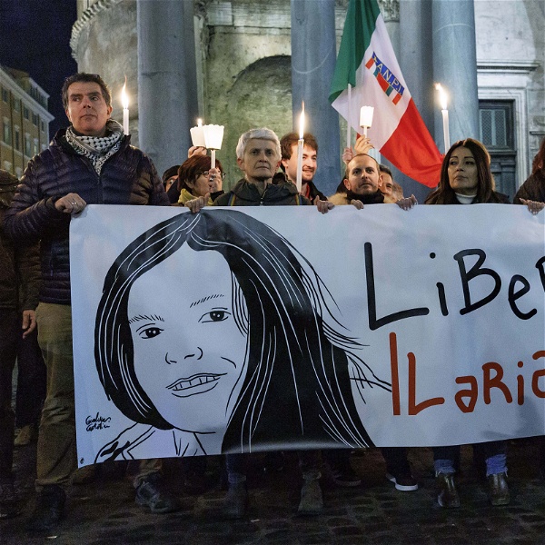 Demonstranter håller upp en banderoll där det står: Låt oss fria Ilaria Salis
