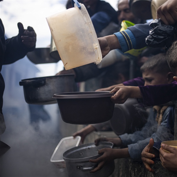 Barn väntar på mat i det krigsdrabbade Gaza
